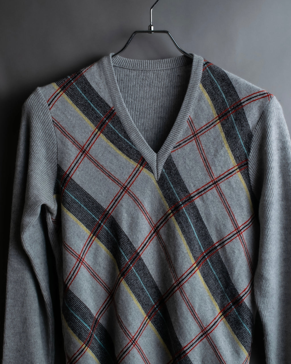 Diagonal deformed check rib knit.