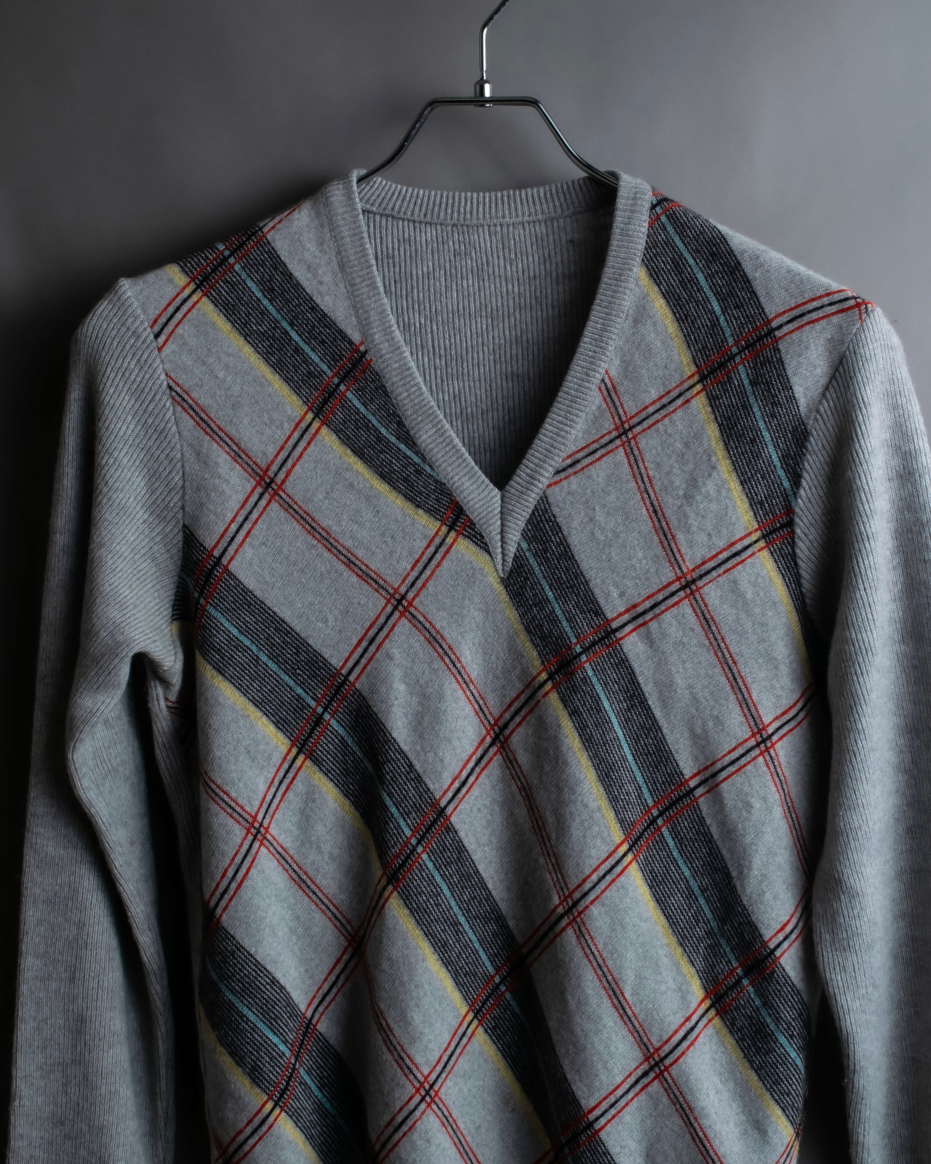 Diagonal deformed check rib knit.