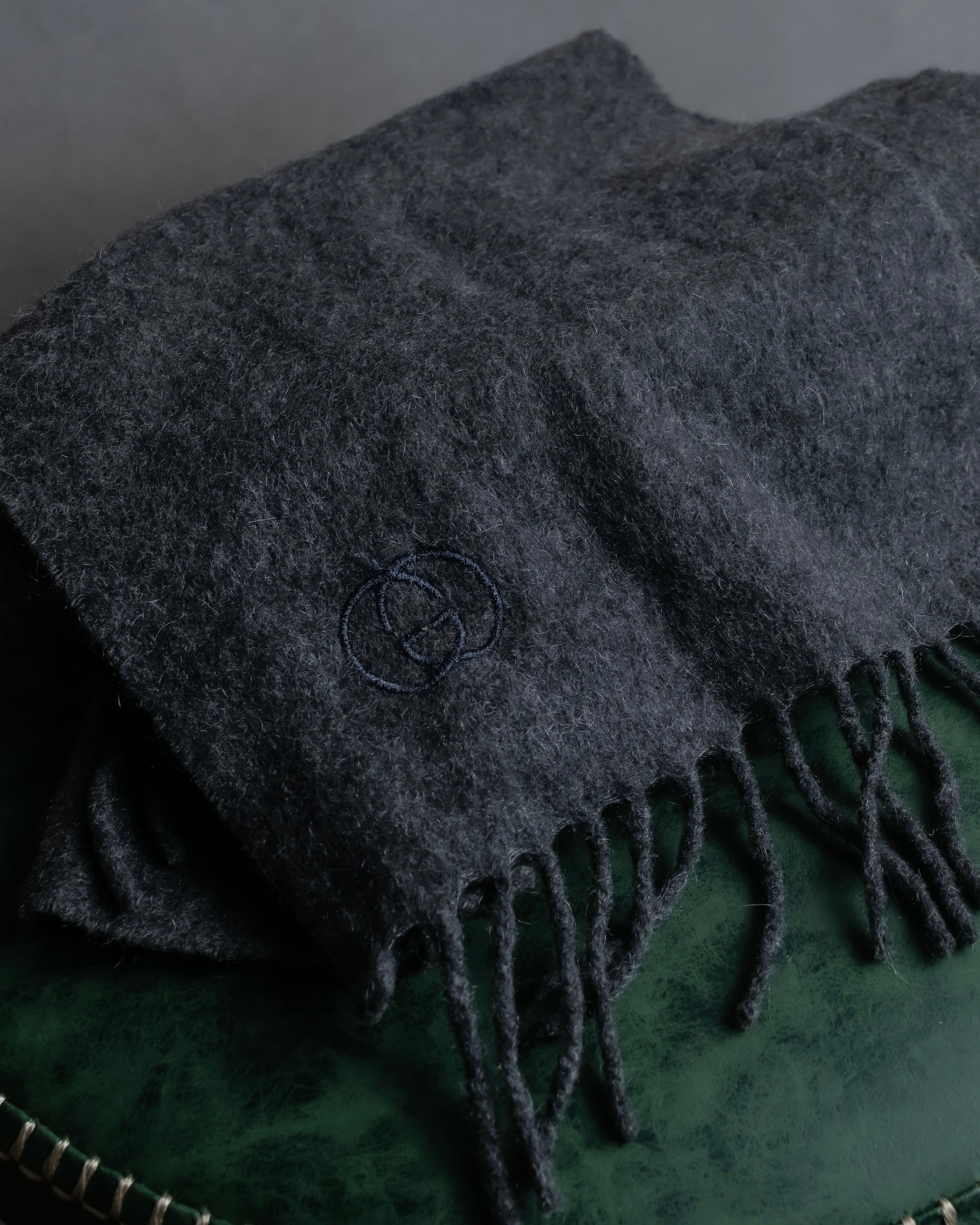 "GUCCI" Fuzzy logo engraved fringe large muffler