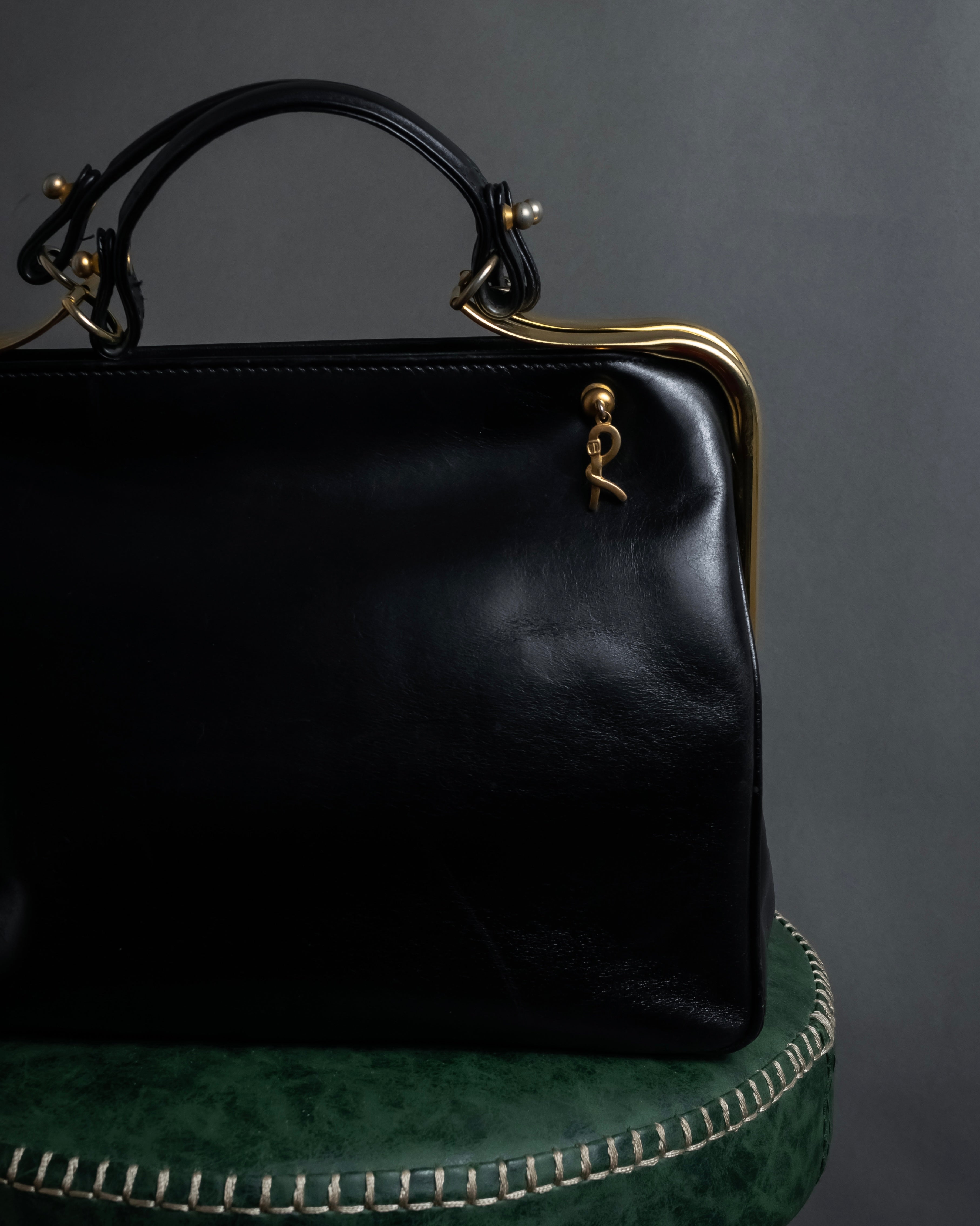 "Roberta Di Camerino" Logo motif charm design modern doctor bag