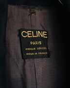 黒地に金文字で「CELINE PARIS」「MARQUE DÉPOSÉE」「MADE IN FRANCE」と織られた、首元の旧タグを捉えたカット。