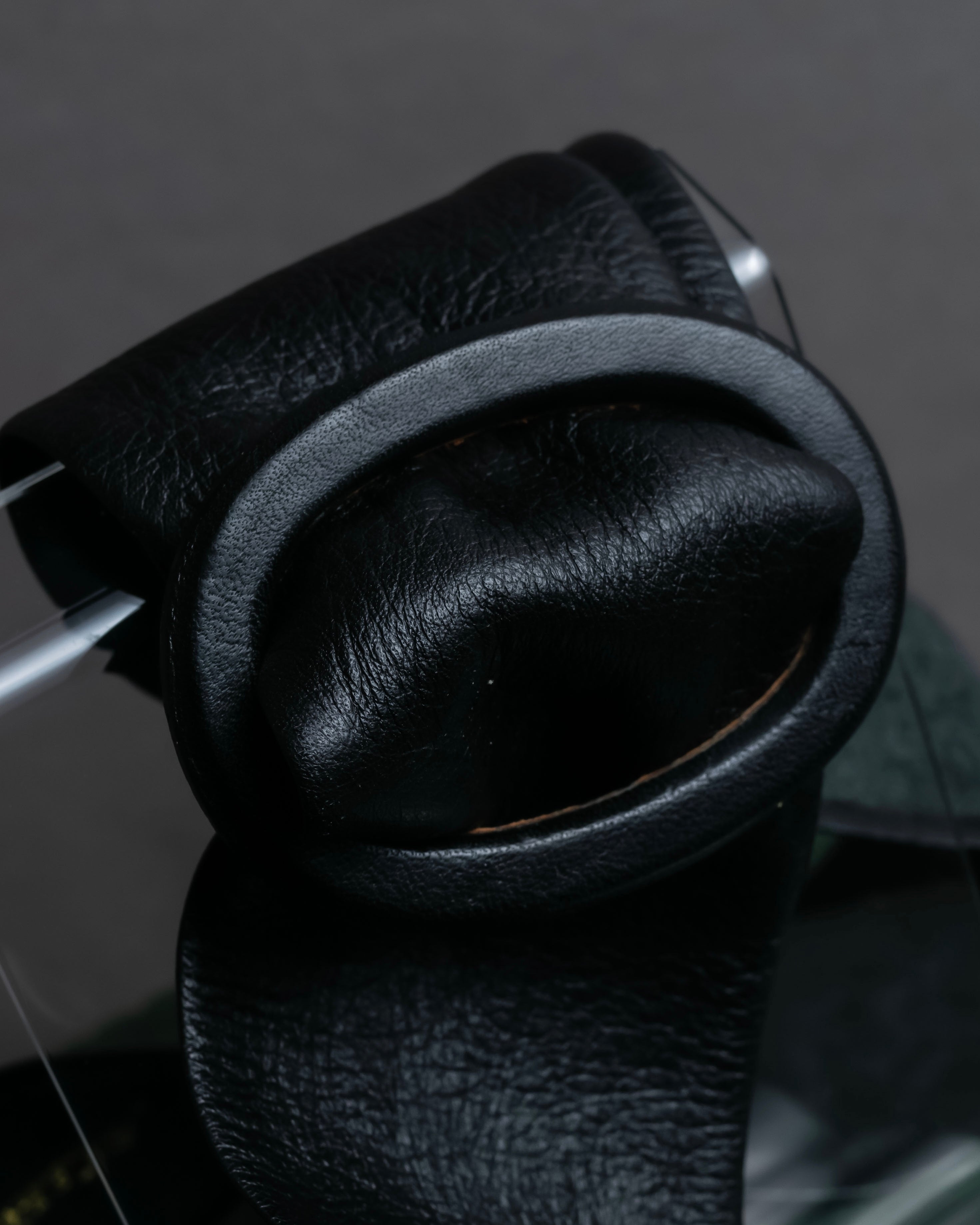 "BURBERRYS" Oval buckle design, supple leather belt