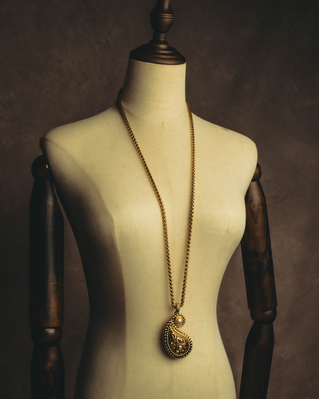 "Christian Dior" 80's-90's Ornate pendant necklace