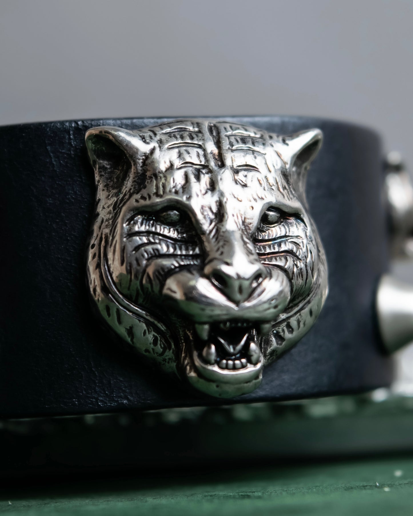 "GUCCI" Cat head motif stud design leather bracelet