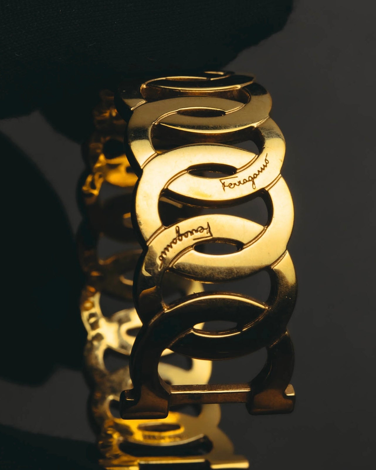 “Salvatore Ferragamo” 90’s-00’s Gancini motif gold bangle