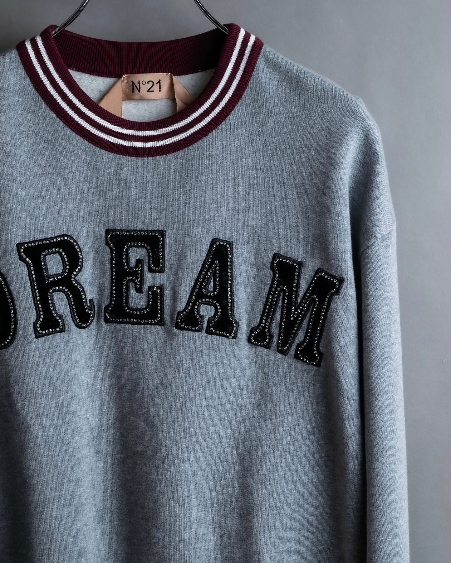 "Ｎ21 NUMERO VENTUNO" DREAM rhinestone design box silhouette
sweatshirt