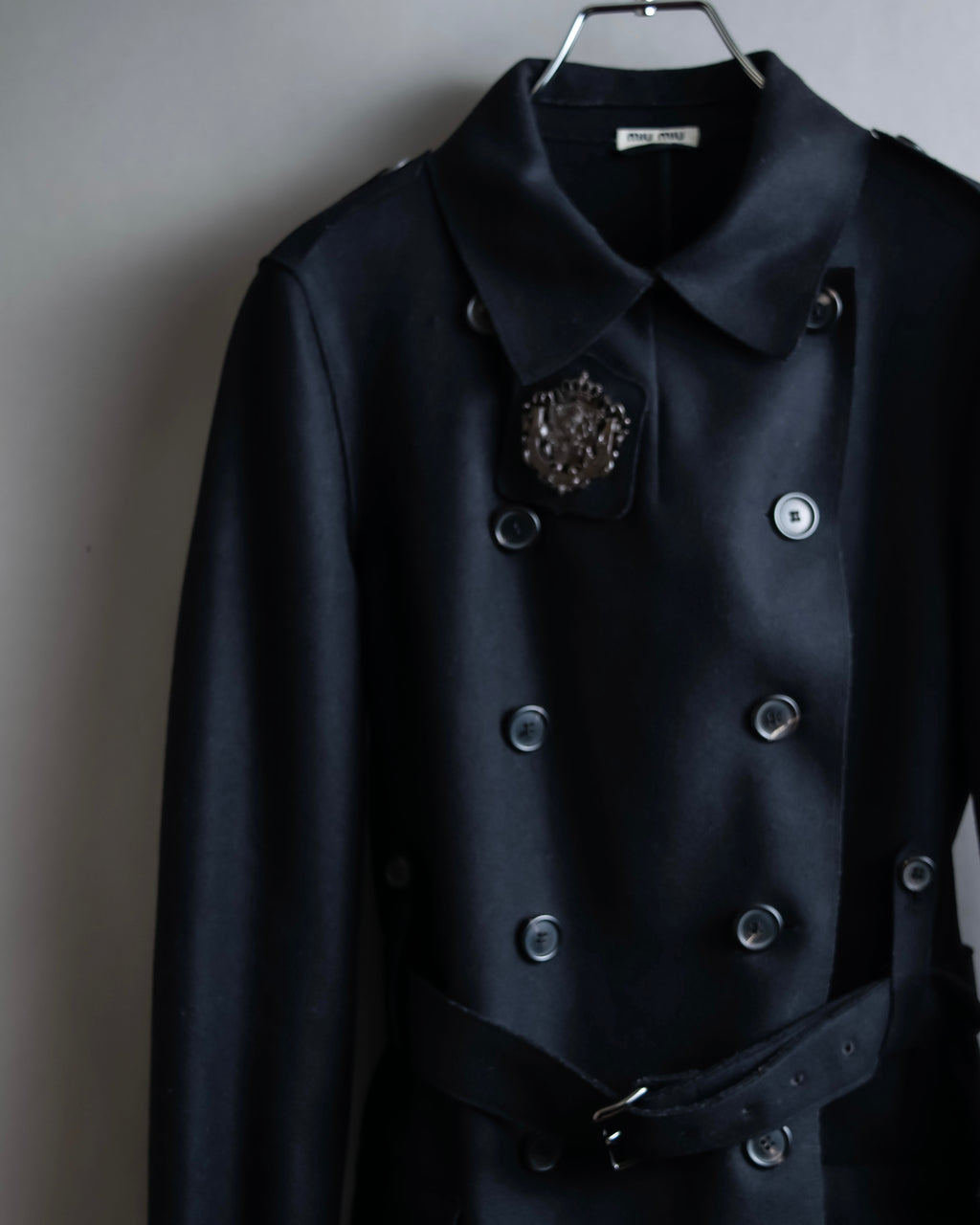 "MIU MIU" Crest brooch design belted trench coat