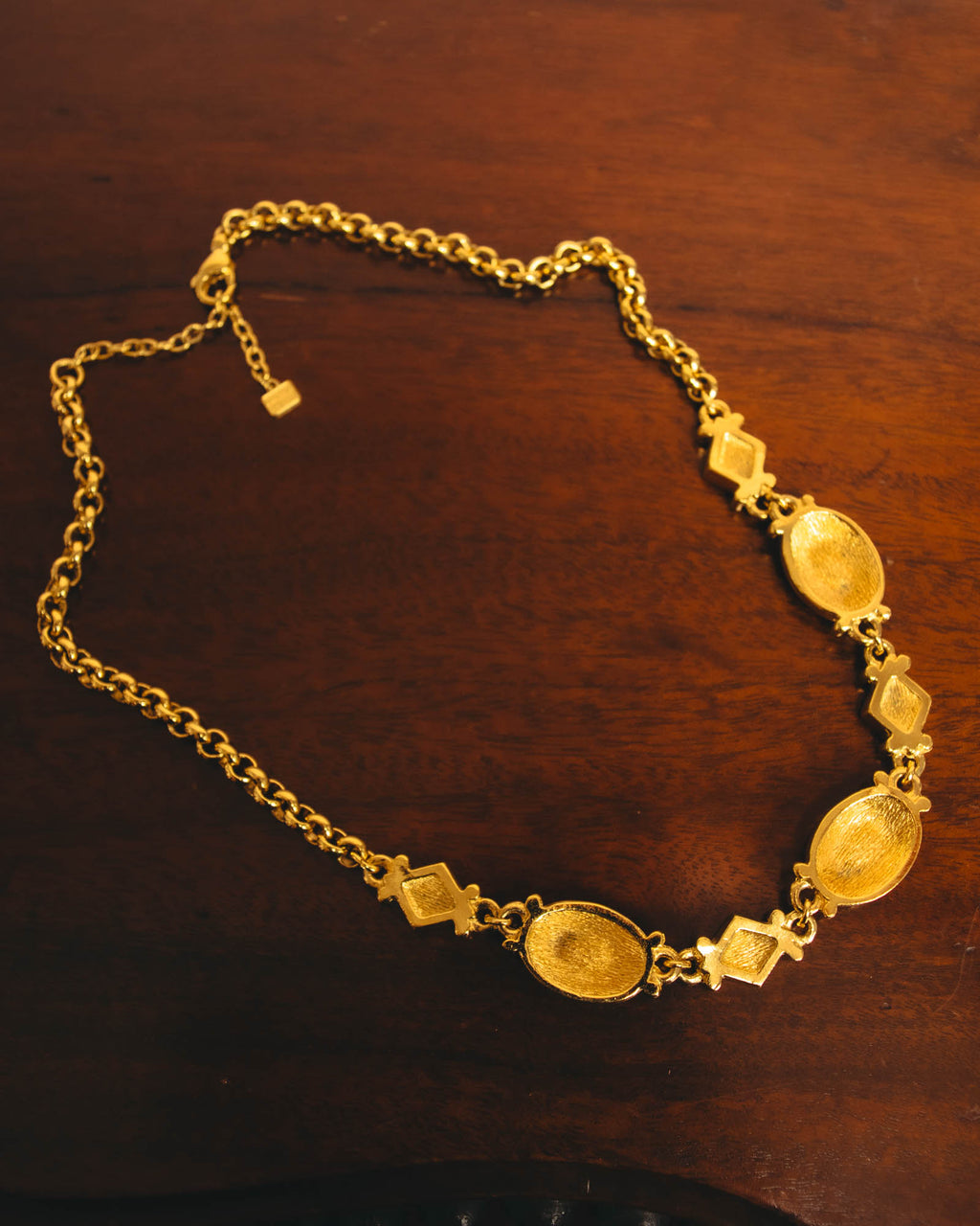"BURBERRYS" 90's Emerald enamel costume jewelry necklace