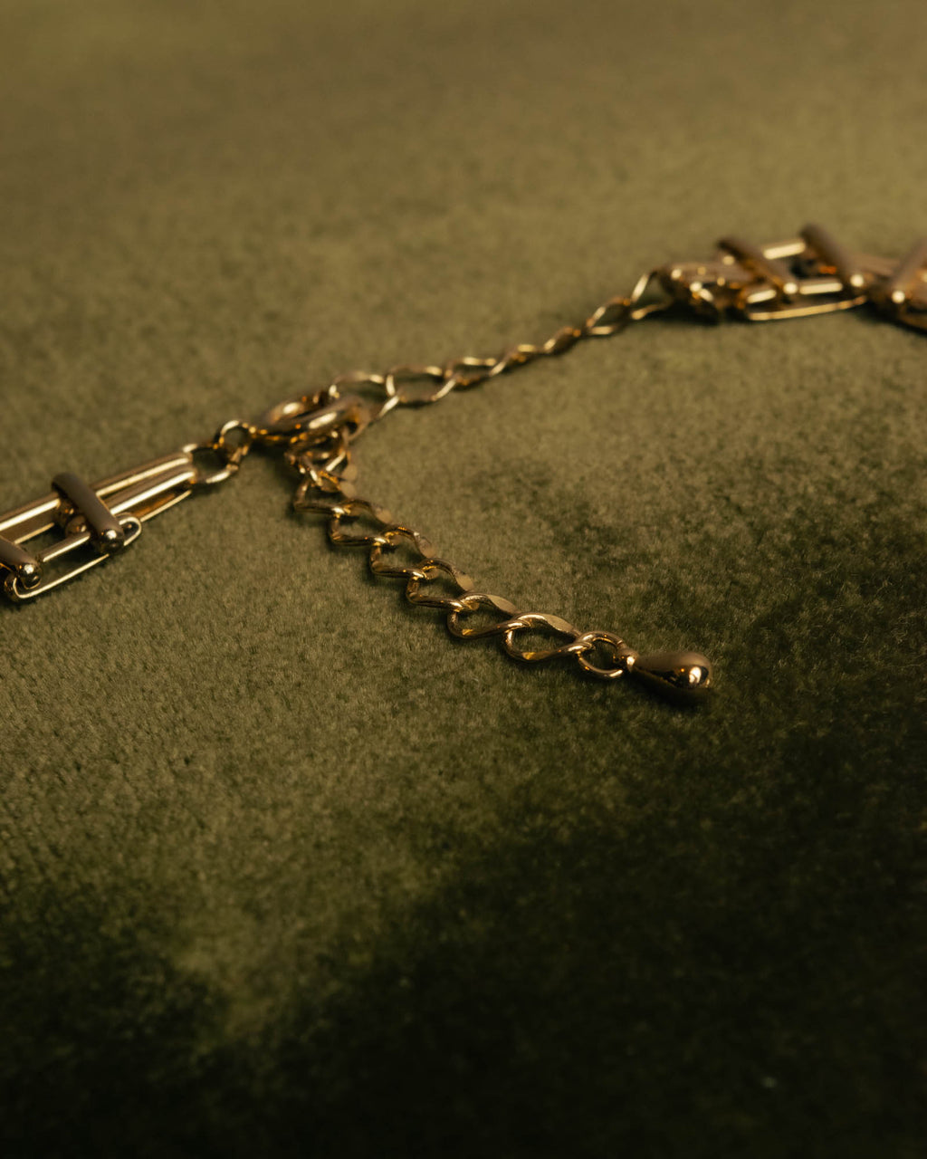 “Vintage“ Geometric link gold tone necklace