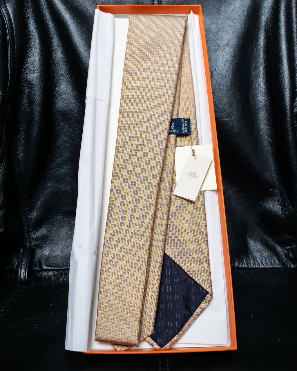 “HERMES” Double line patterned silk tie