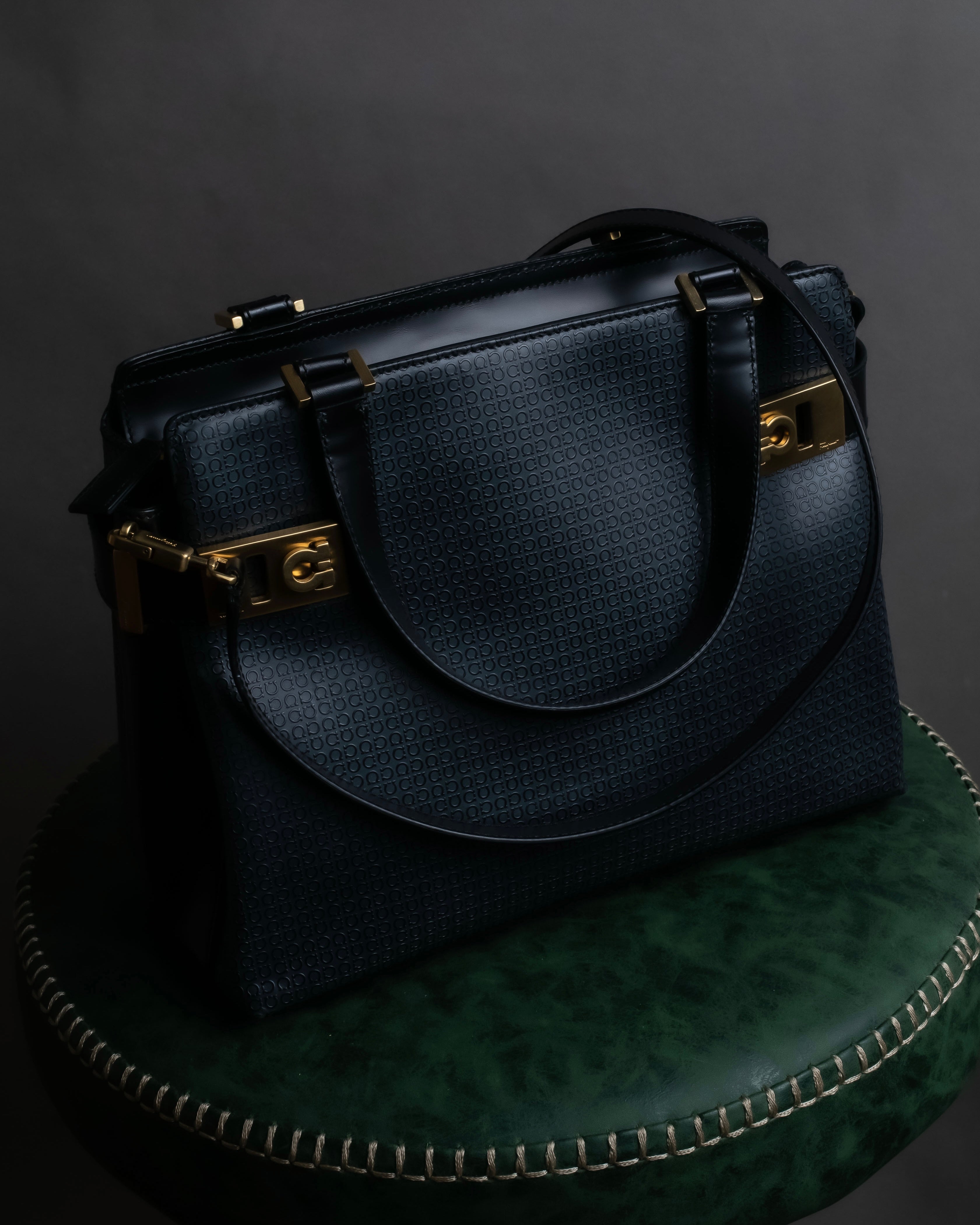 "Salvatore Ferragamo" Gancini motif monogram pattern 2-way shoulder bag