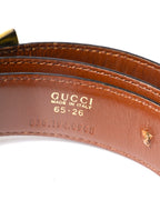 ベルト内側に配された「GUCCI MADE IN ITALY」、サイズ「65・26」、型番「036.194.0908」の刻印を捉えたカット。ブラウンレザーの内側と縁部分のステッチワークも確認できます。