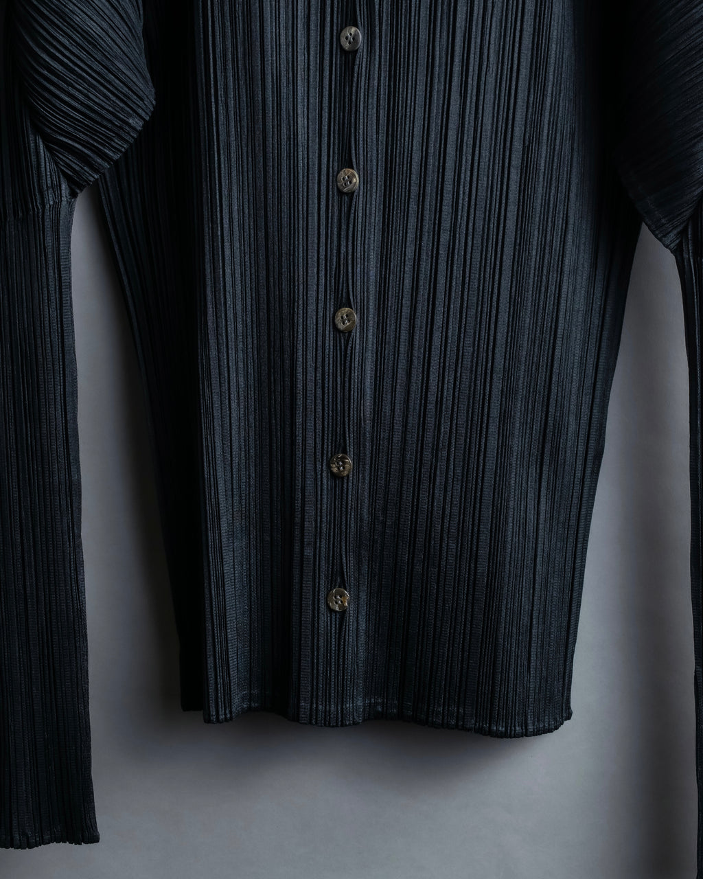 "PLEATS PLEASE ISSEY MIYAKE"
Features sleeve open collar blouse