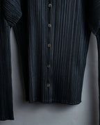 "PLEATS PLEASE ISSEY MIYAKE"
Features sleeve open collar blouse