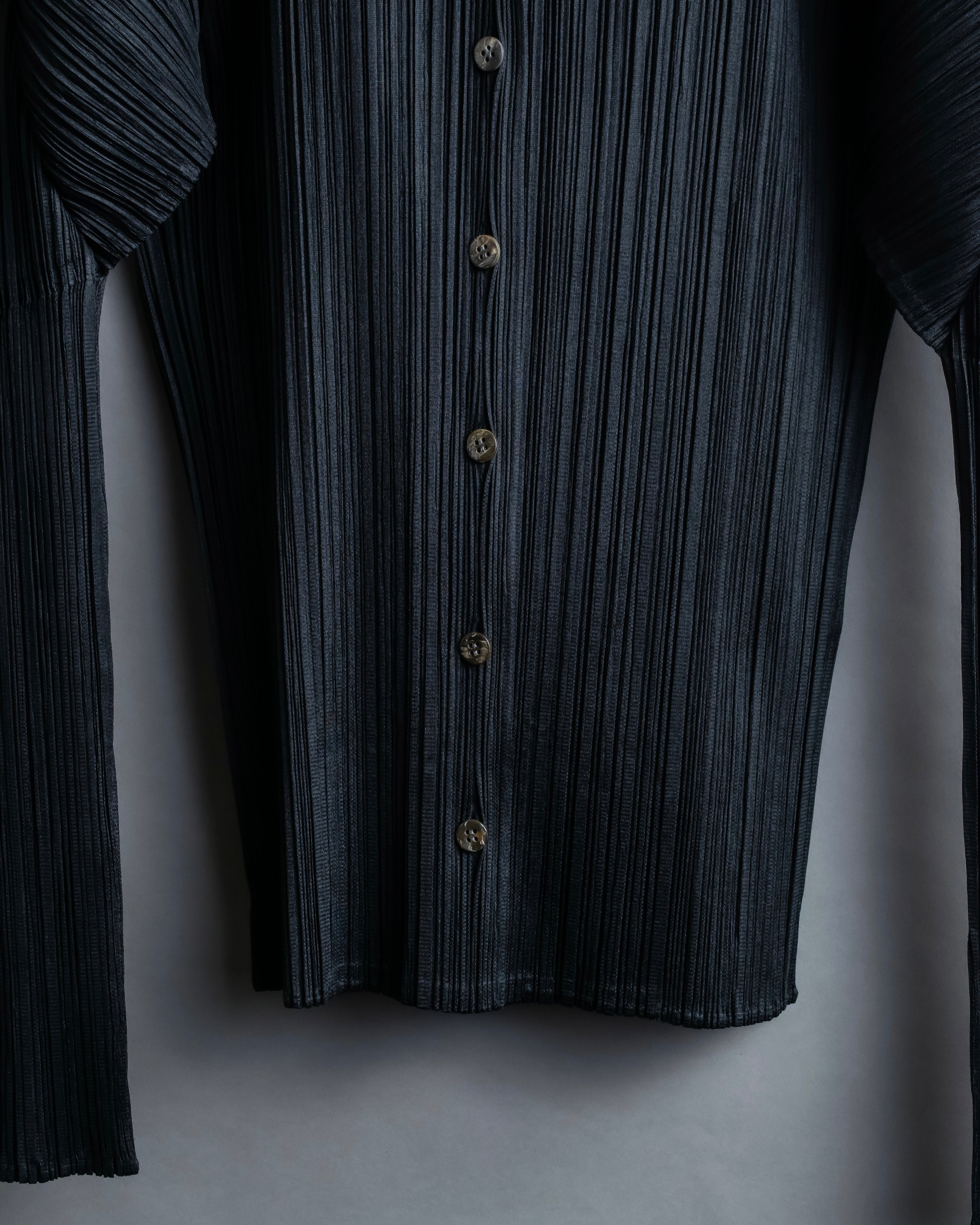 "PLEATS PLEASE ISSEY MIYAKE"
Features sleeve open collar blouse