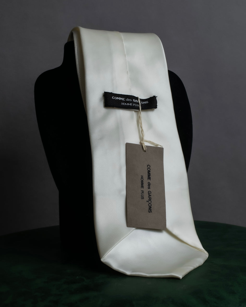 "COMME des GARCONS HOMME PLUS" Beautiful glossy cupra white necktie