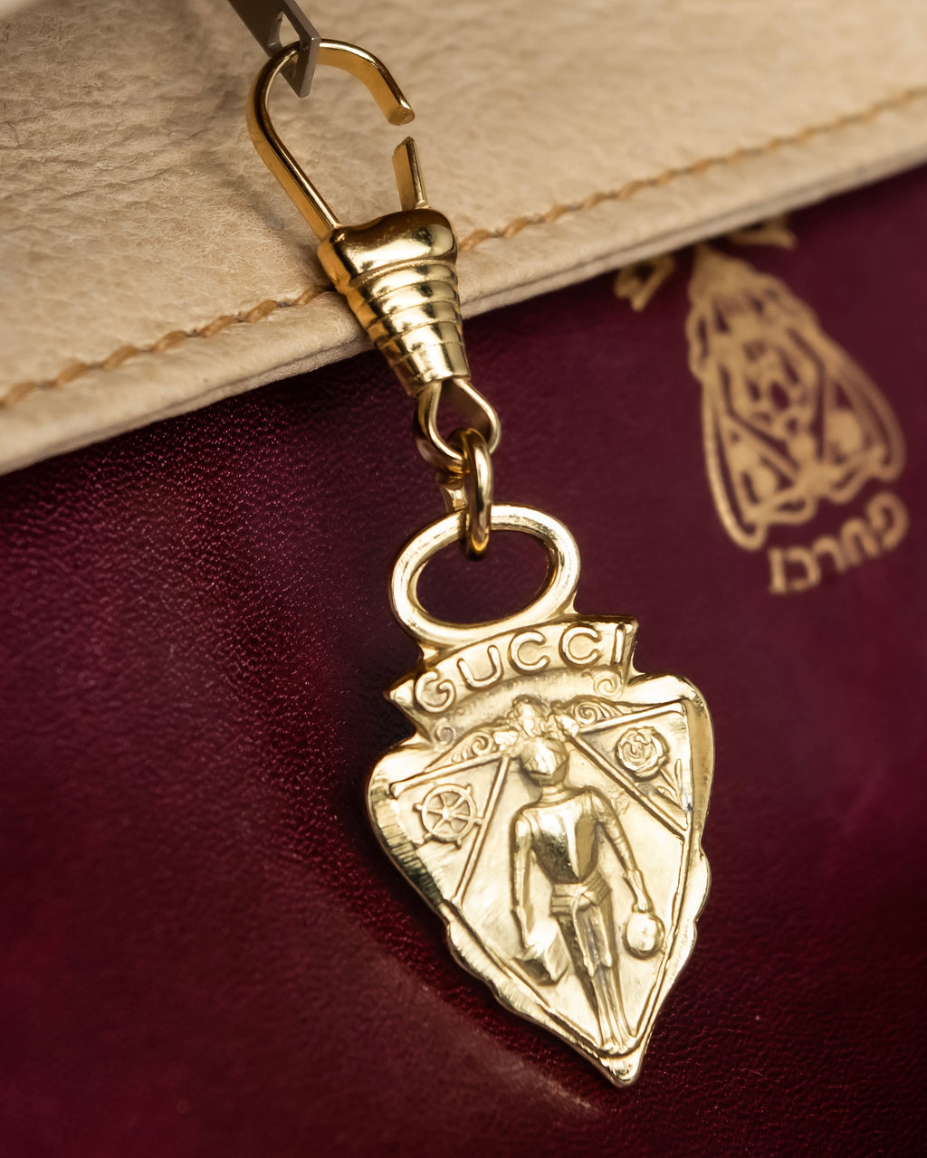 "GUCCI" Aristocratic crest charm suede shoulder bag