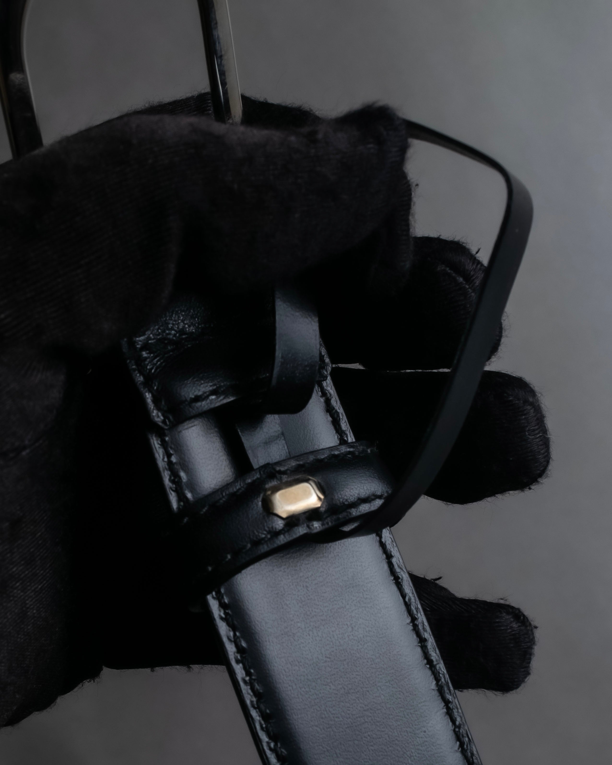 "GUCCI" Organic curved buckle design leather belt