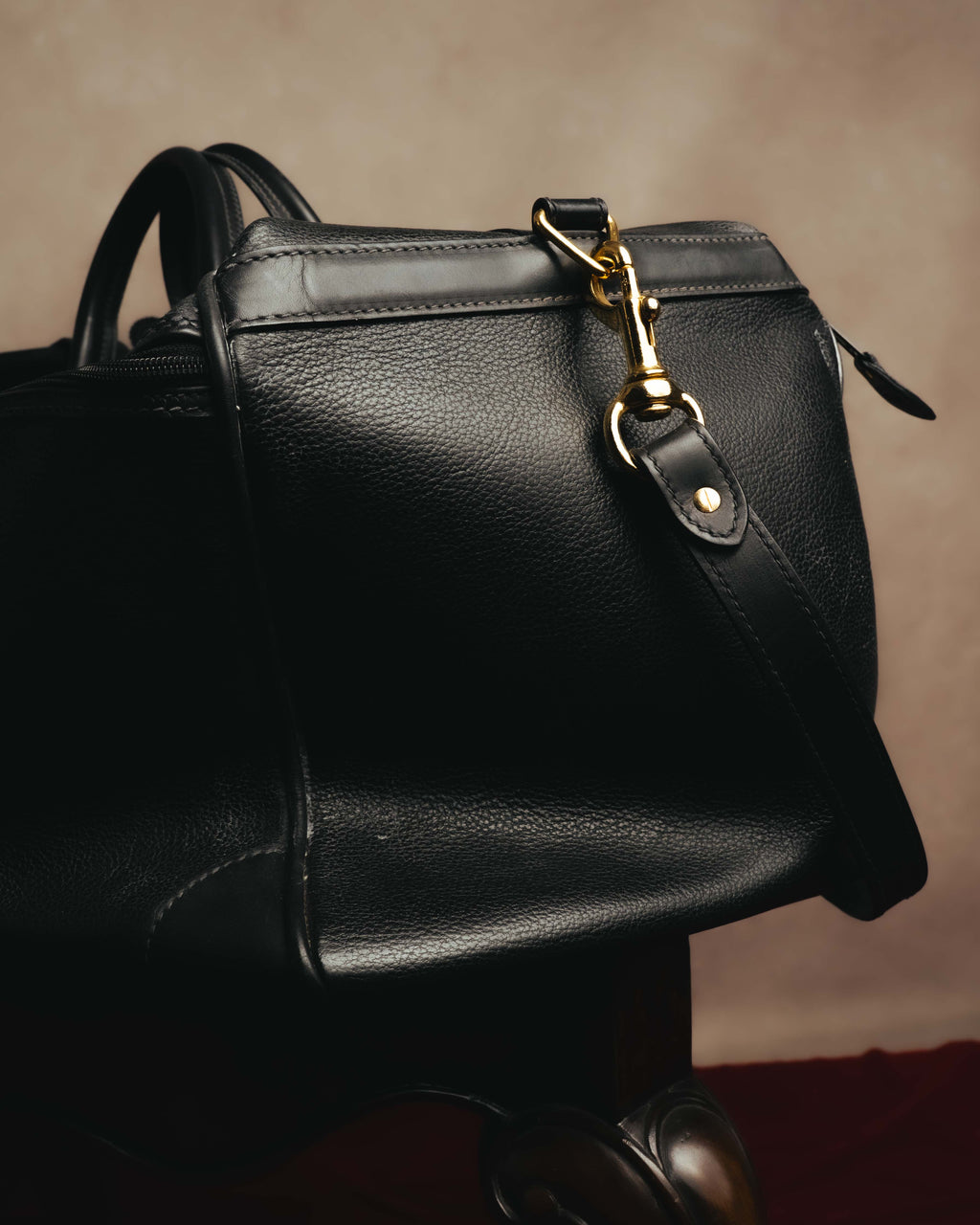 -SPECIAL- "GUCCI" 70's-80's Crest-detailed black leather two-way duffle bag