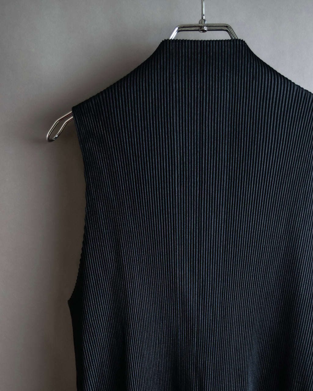 "PLEATS PLEASE ISSEY MIYAKE"
Narrow pleated sleeveless dress