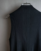 "PLEATS PLEASE ISSEY MIYAKE"
Narrow pleated sleeveless dress