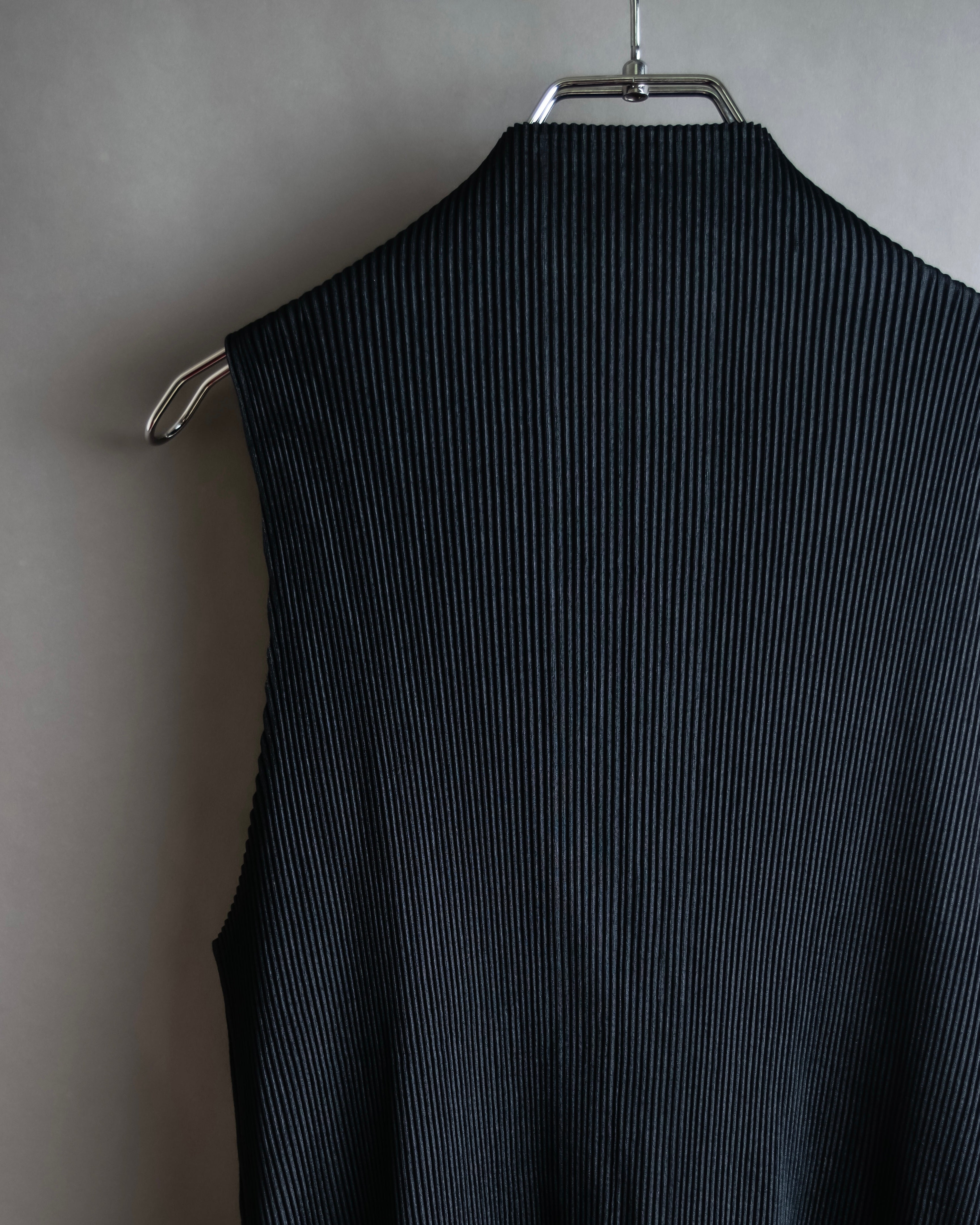 "PLEATS PLEASE ISSEY MIYAKE"
Narrow pleated sleeveless dress