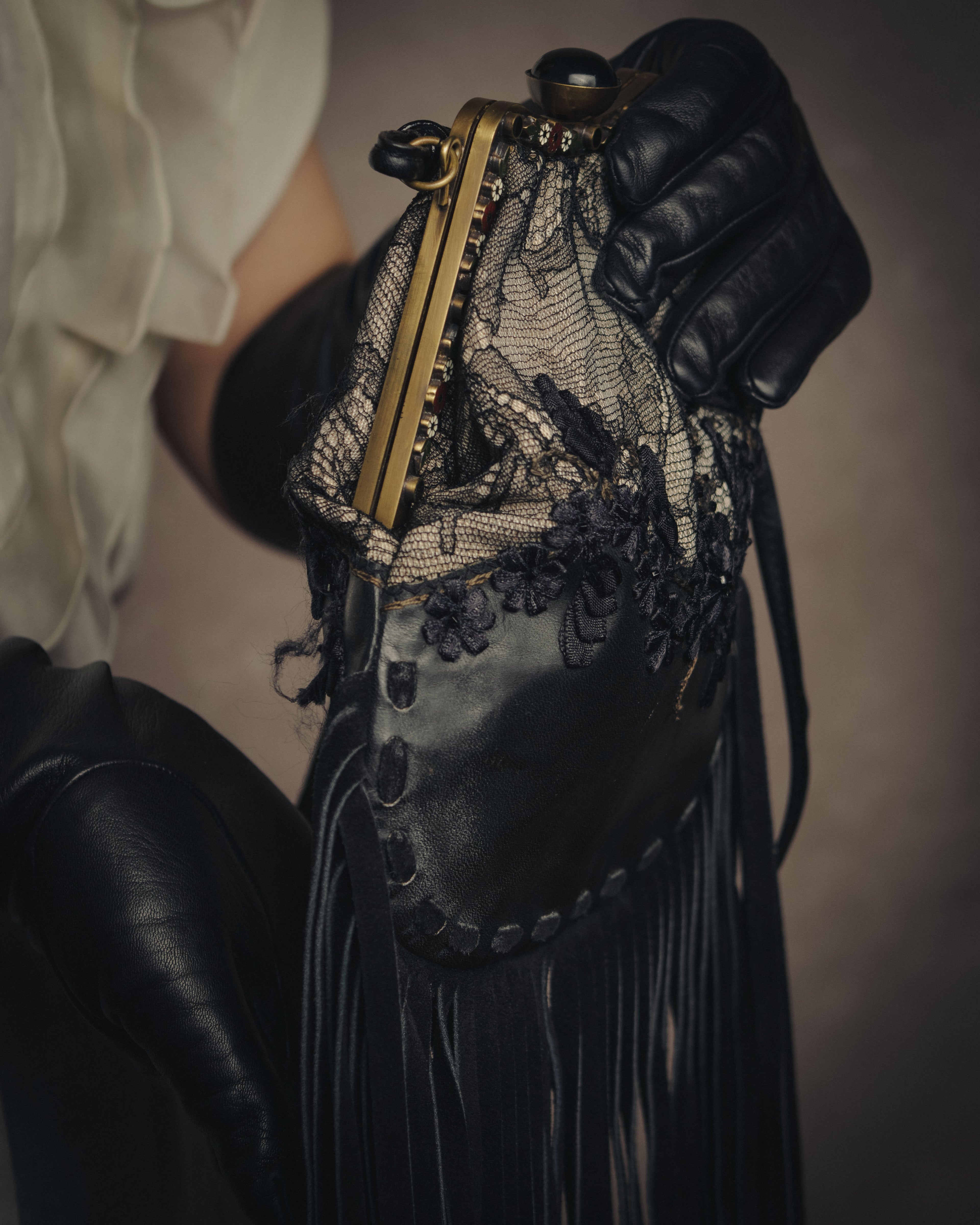 -SPECIAL- “VALENTINO GARAVANI” 2014-2016 lace embellished fringe frame bag