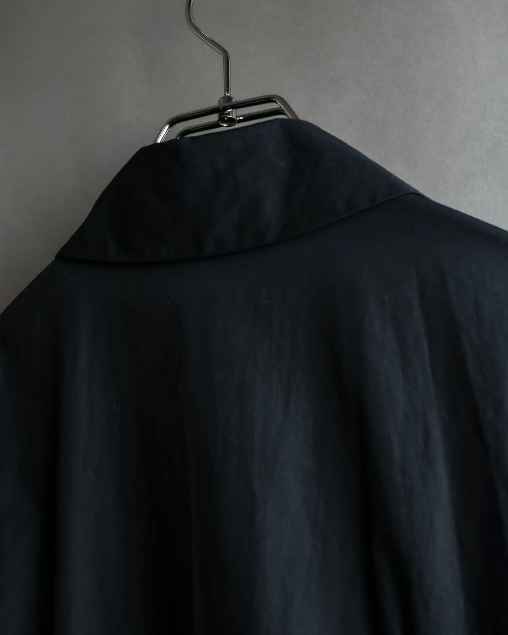 "Vivienne Westwood RED LABEL"
 Draped neck design black cotton shirt