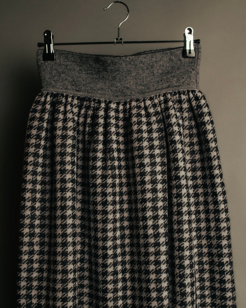 “Salvatore Ferragamo” 90’s-00’s Houndstooth knit flare skirt
