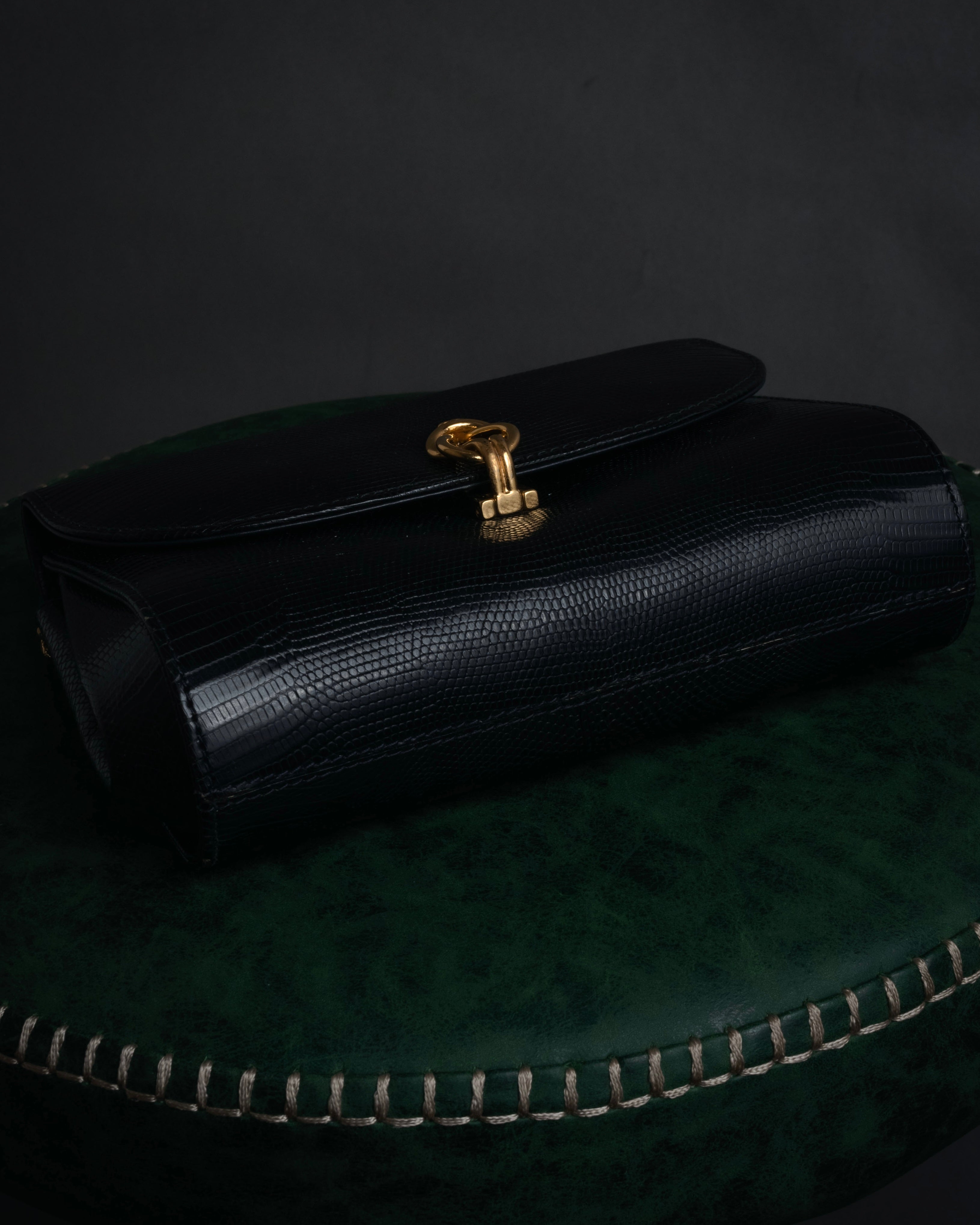 –SPECIAL– “GUCCI” 80’s crest chain shoulder bag