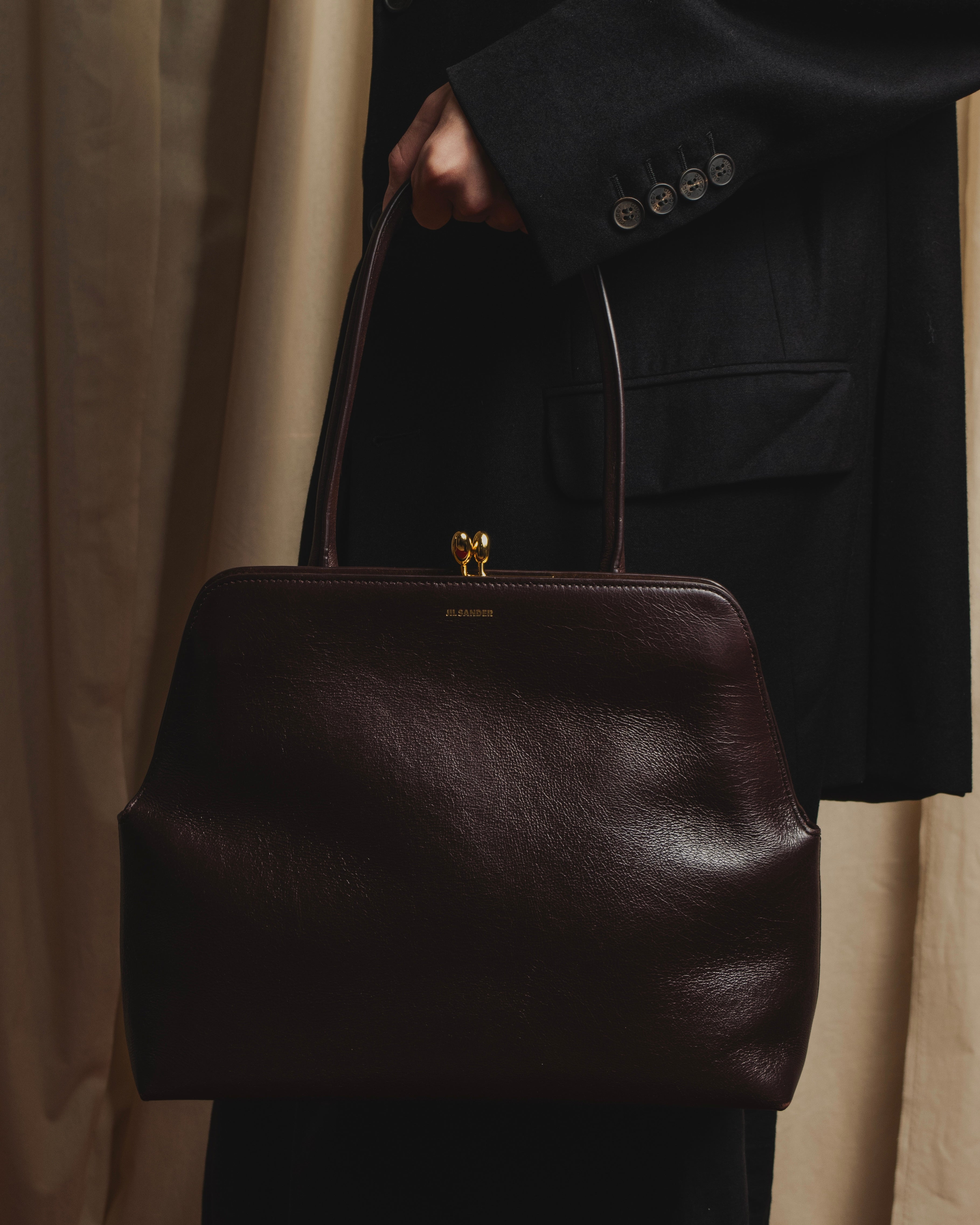 Bolso estructurado de cuero con marco Goji de "JIL SANDER"