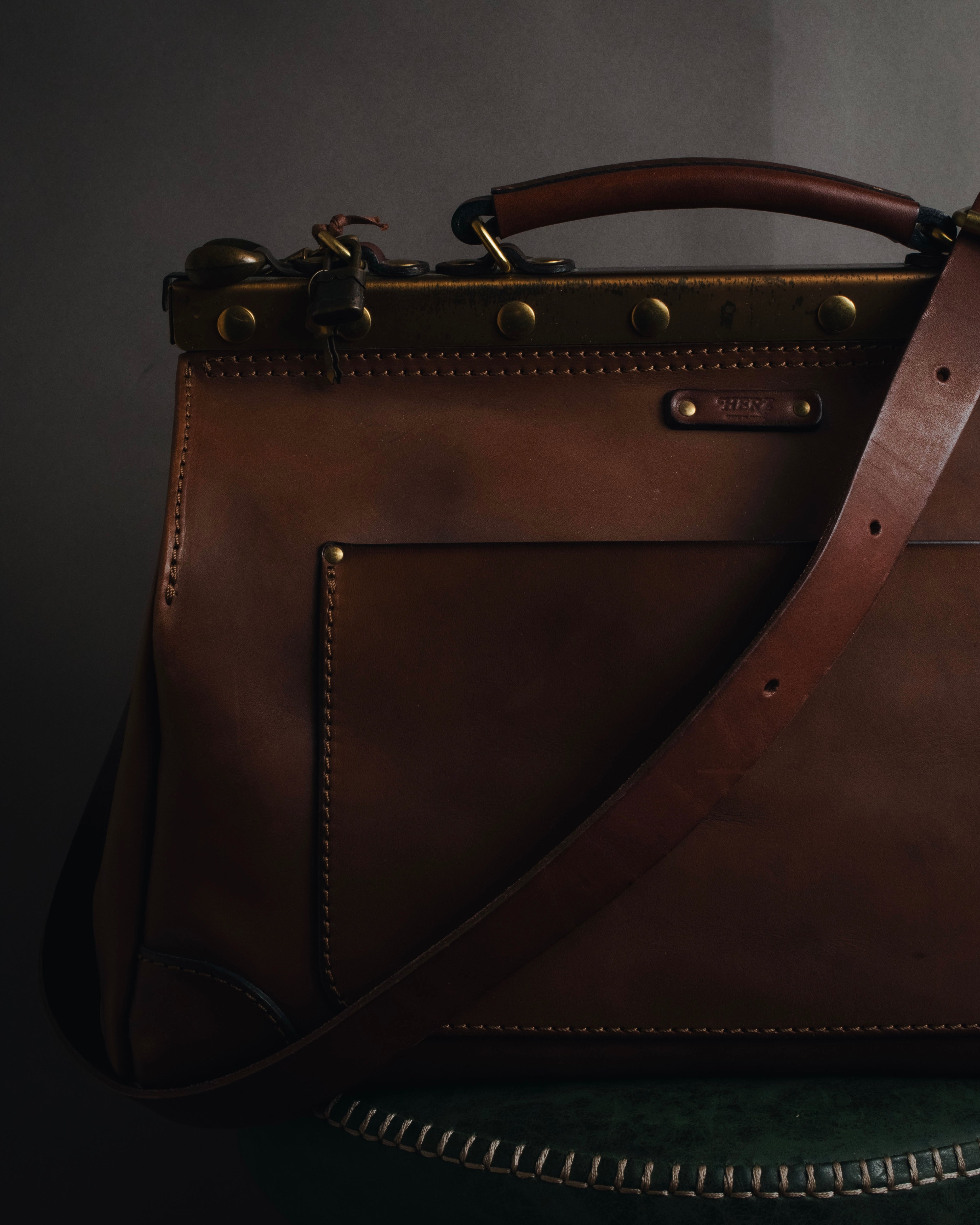 HERZ” 2010s-20s original latte leather framed doctor's bag – MOOD