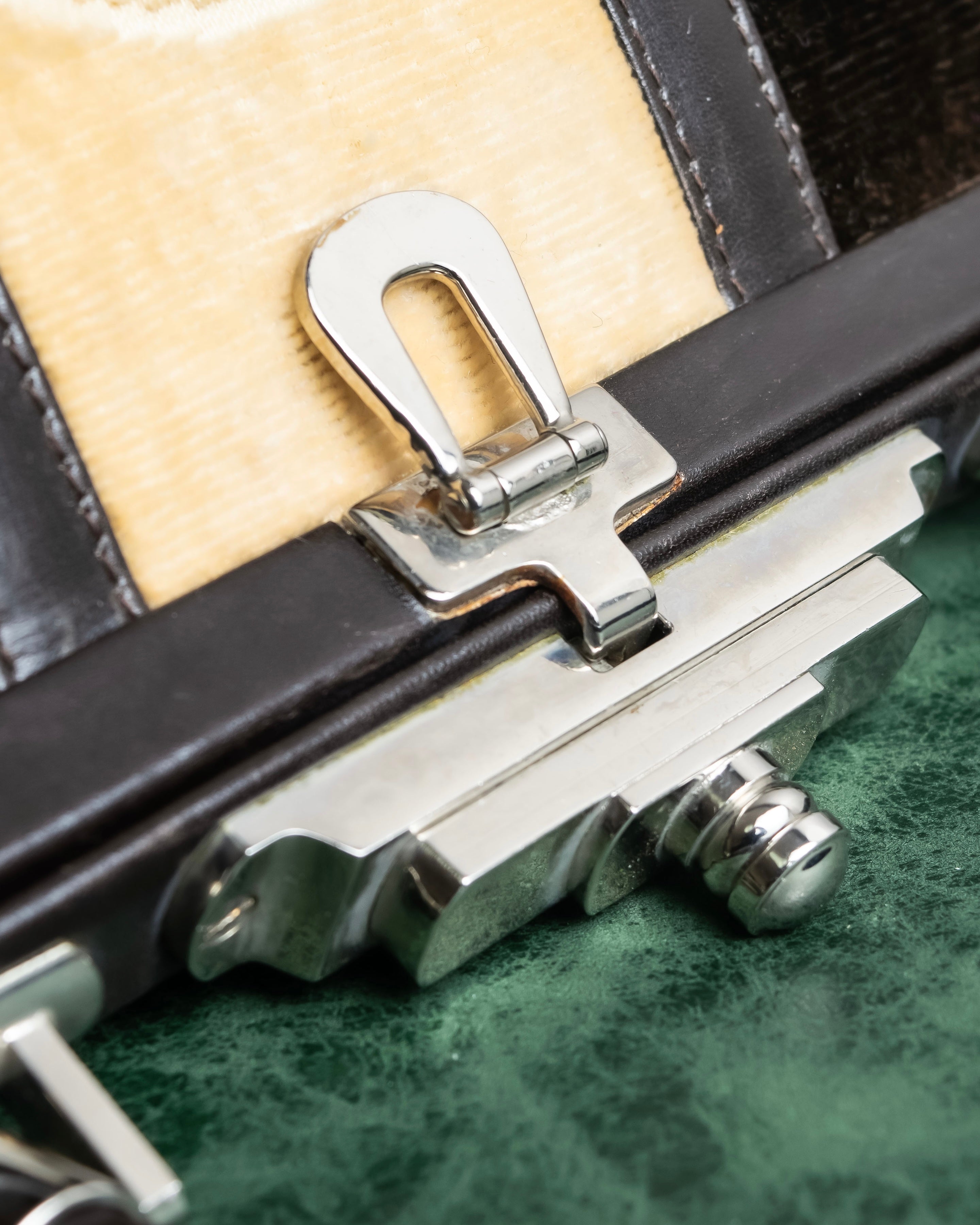 "Roberta Di Camerino"
 Velvet combination design hand bag