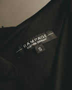 「RAMPAGE CLOTHING COMPANY」表記を確認できる織りネームと、Sサイズ表記のタグを写したカット。