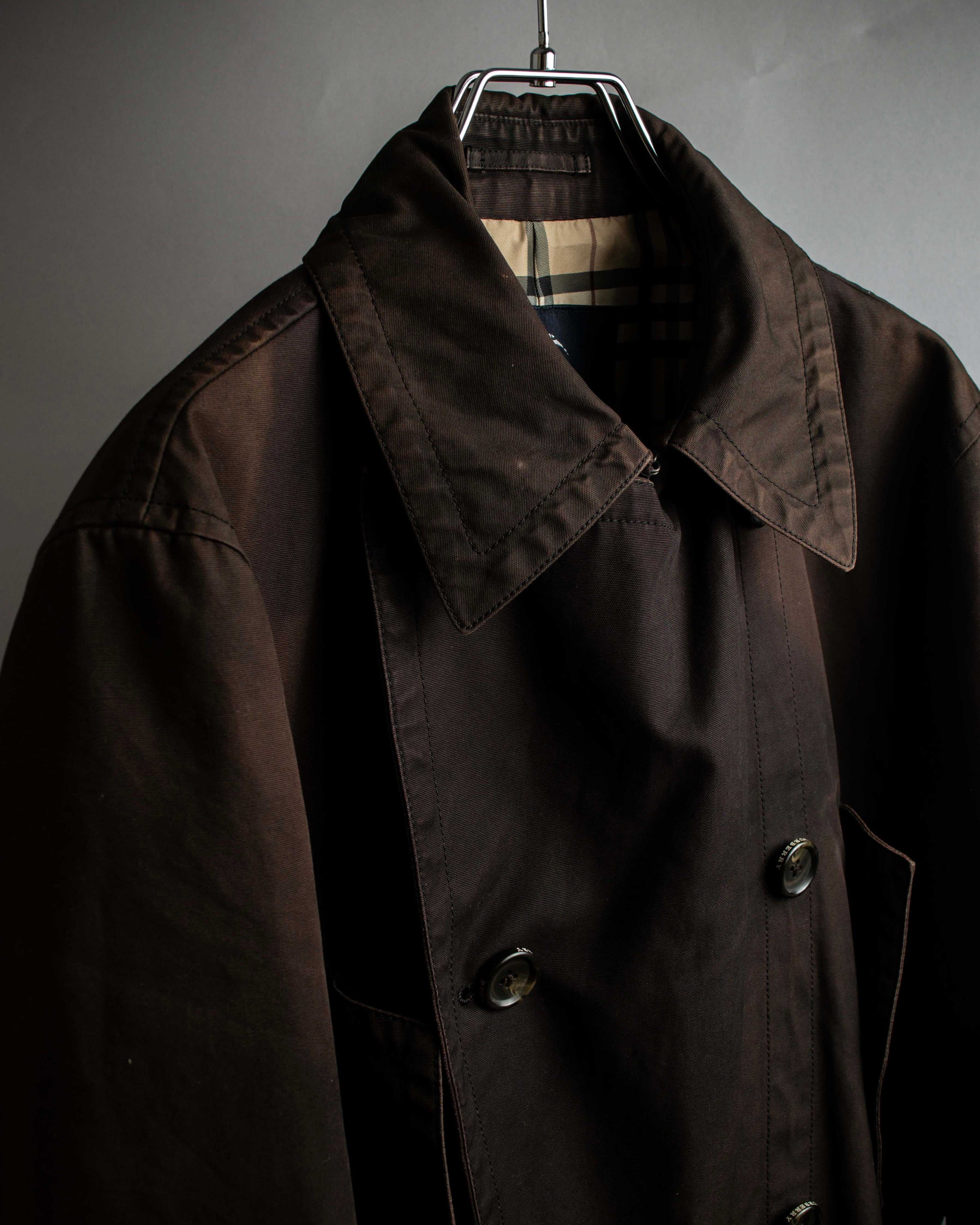 "BURBERRY" Subdued tone military detail mid-length trench coat