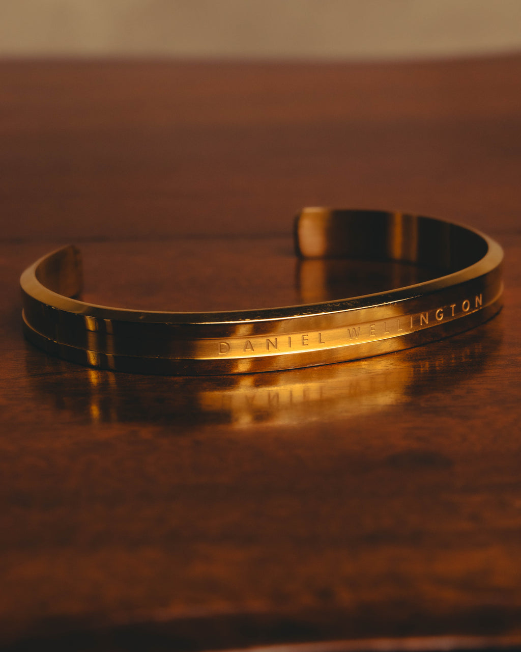 "Daniel Wellington" 20's Sleek gold cuff bracelet