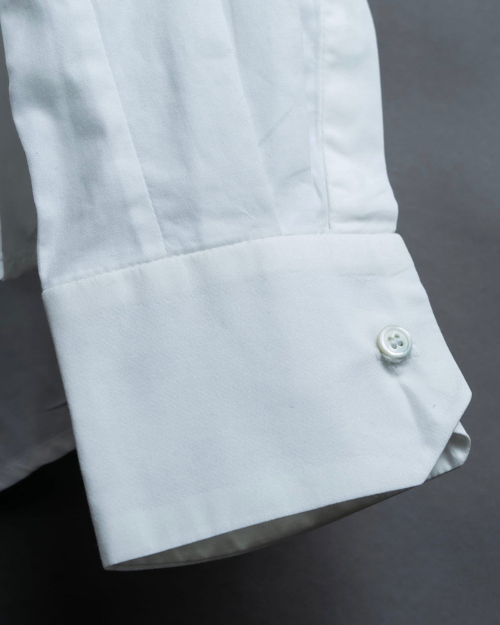 "Bruno Pieters." 2-way collar design stand-up collar dress shirt