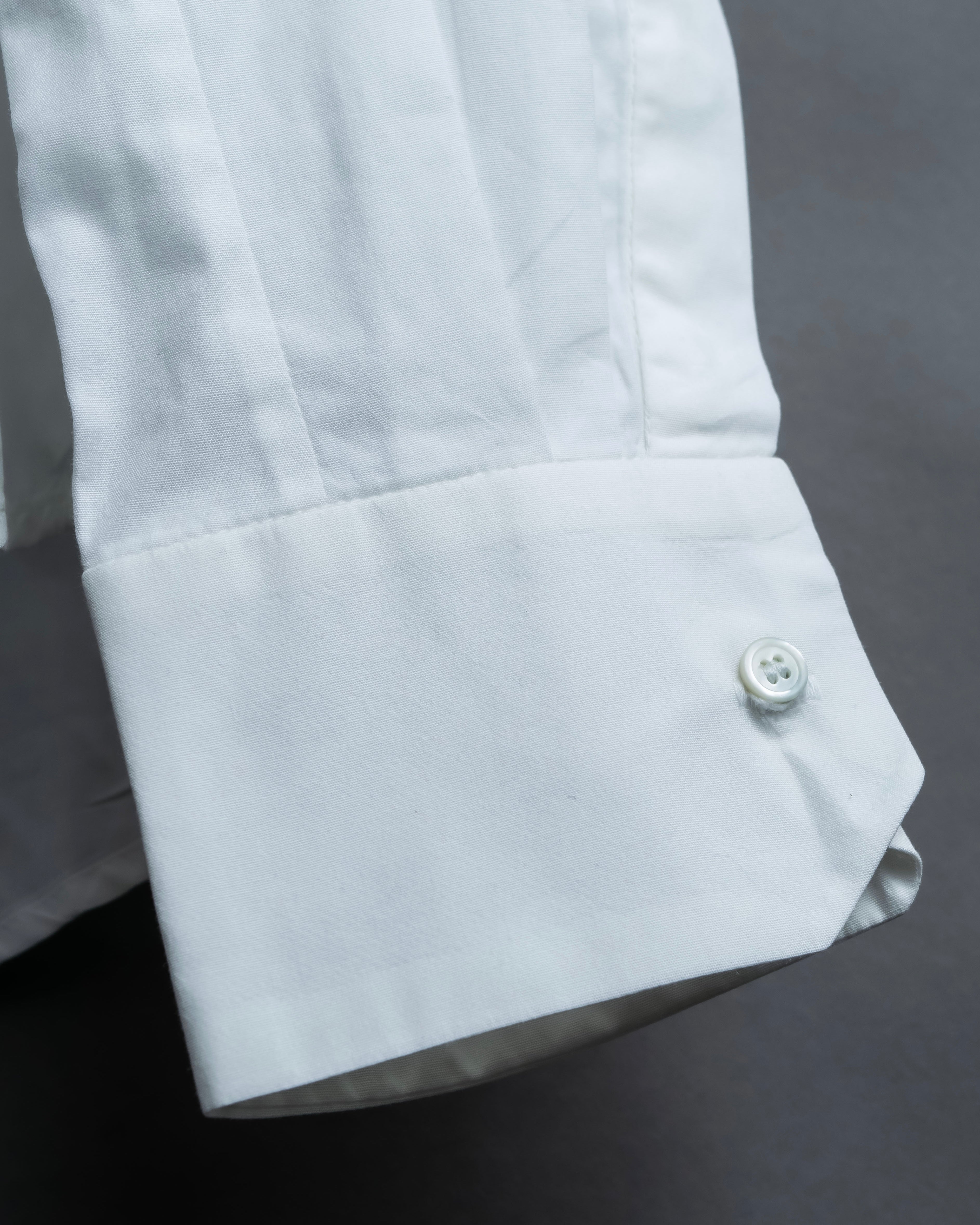 "Bruno Pieters." 2-way collar design stand-up collar dress shirt