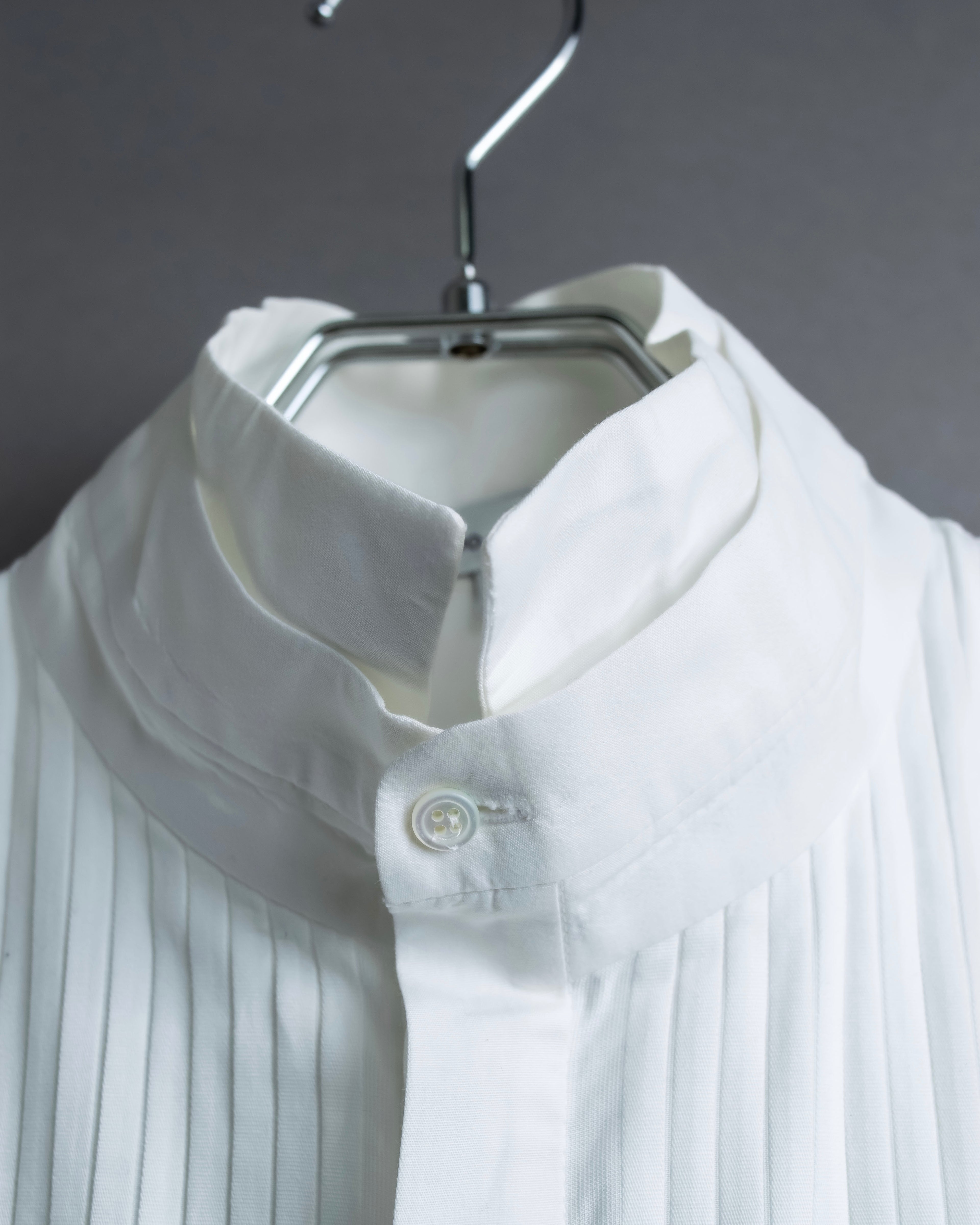 "Bruno Pieters." 2-way collar design stand-up collar dress shirt