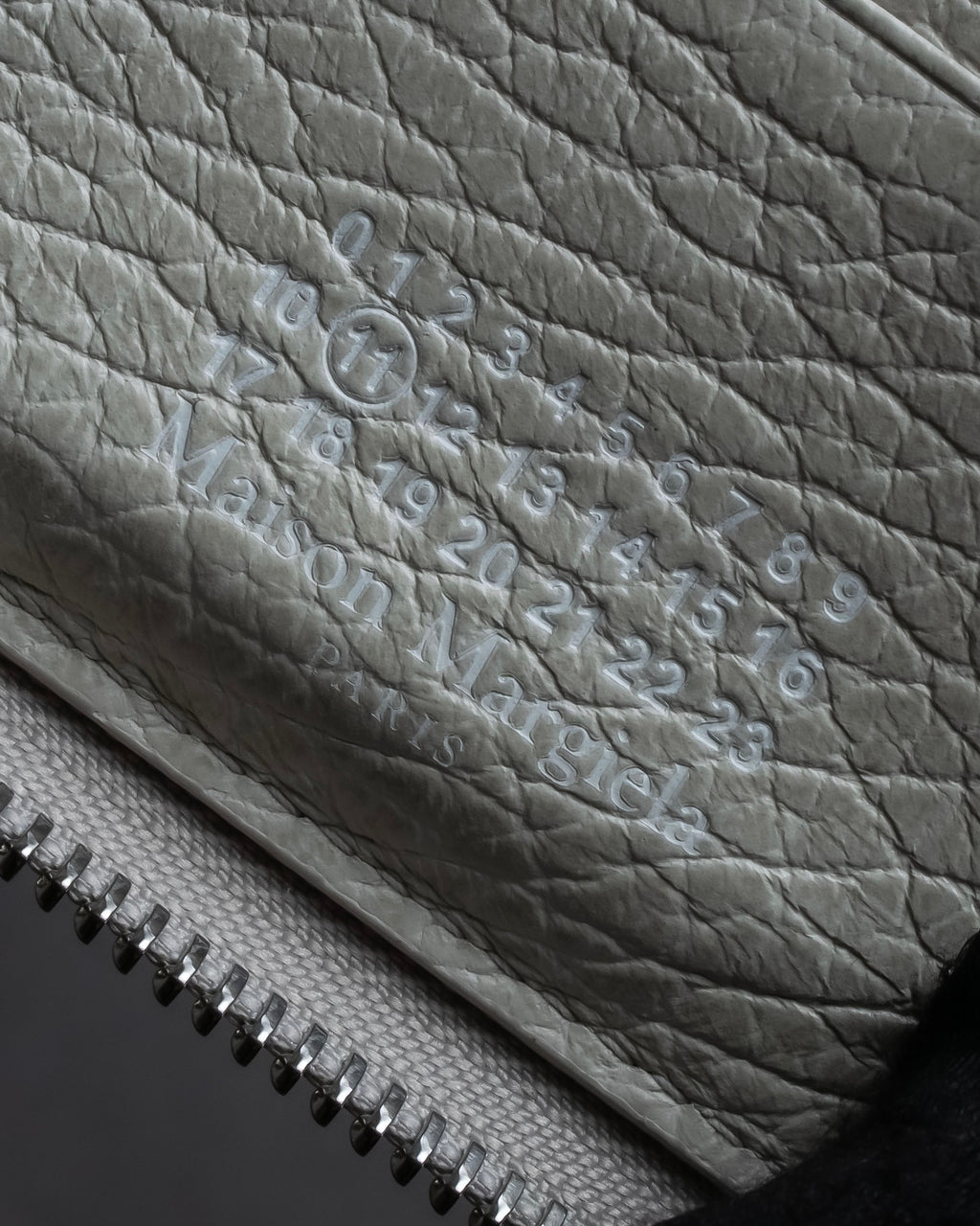 "MAISON MARGIELA" White grain leather round zipper wallet