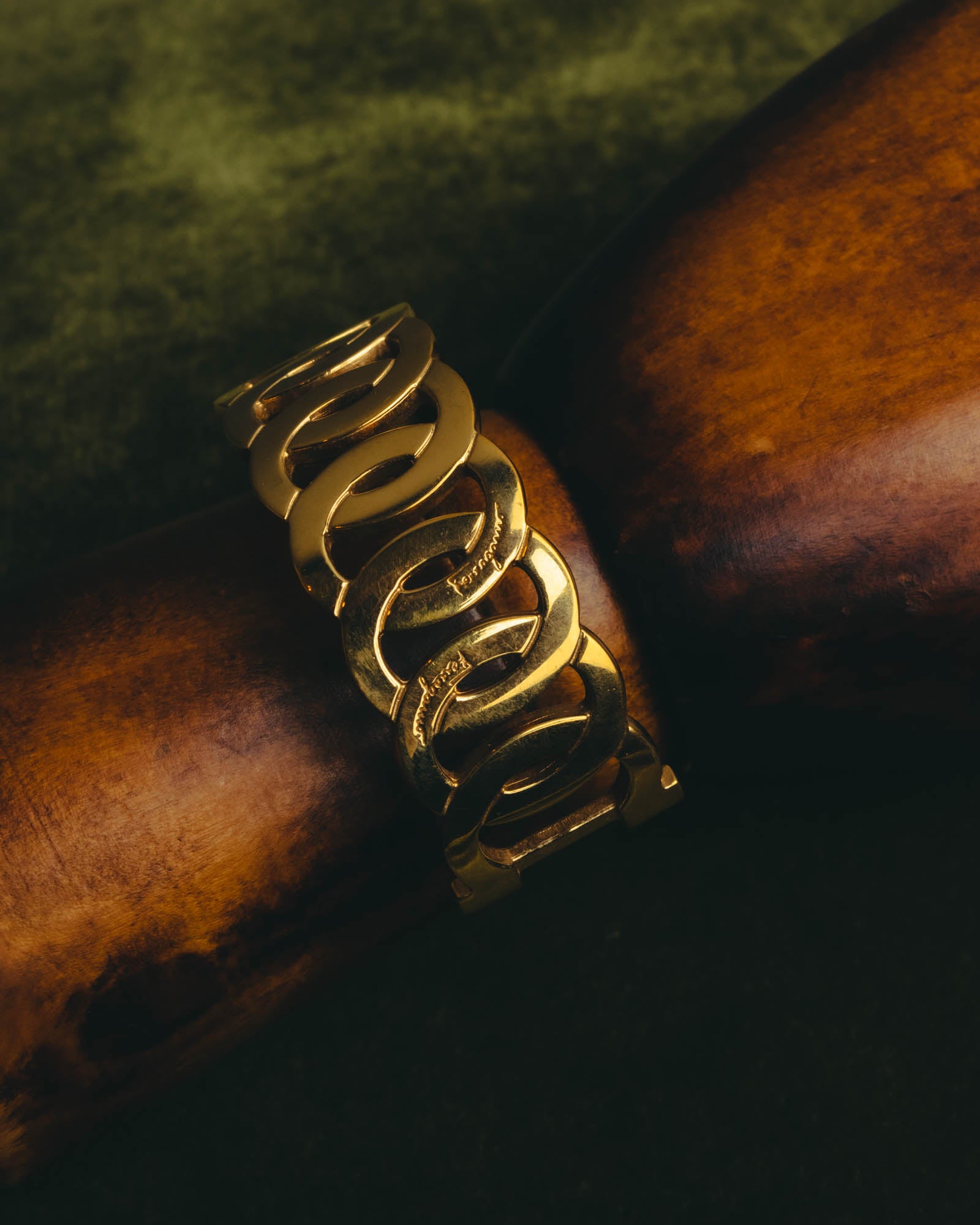 “Salvatore Ferragamo” 90’s-00’s Gancini motif gold bangle
