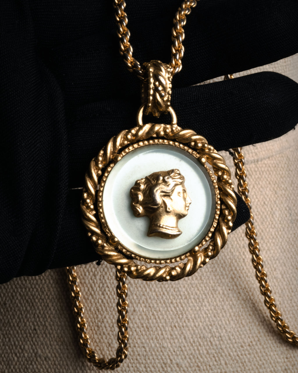 “Yves Saint Laurent” 90’s Cameo medallion rope chain necklace