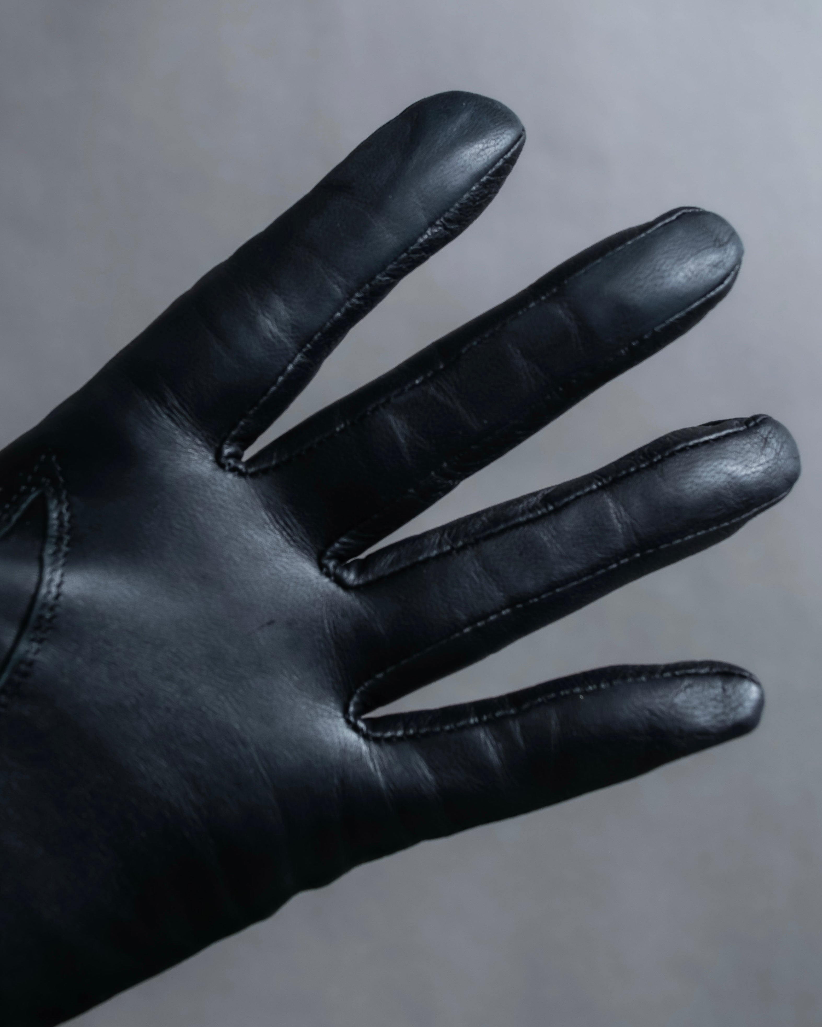 "Marie Claire" Carefully stitched logo engraved leather gloves