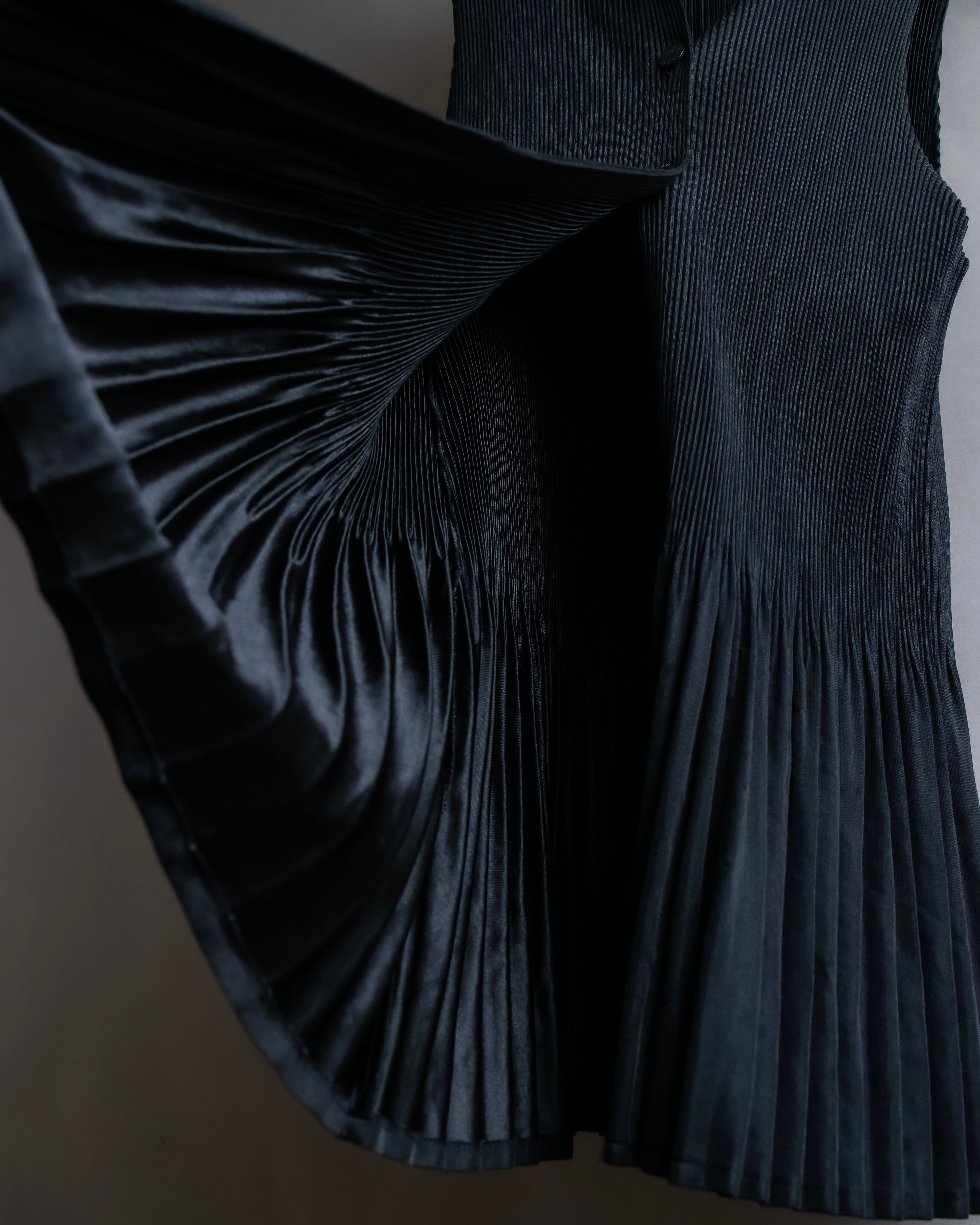 "PLEATS PLEASE ISSEY MIYAKE"
Narrow pleated sleeveless dress