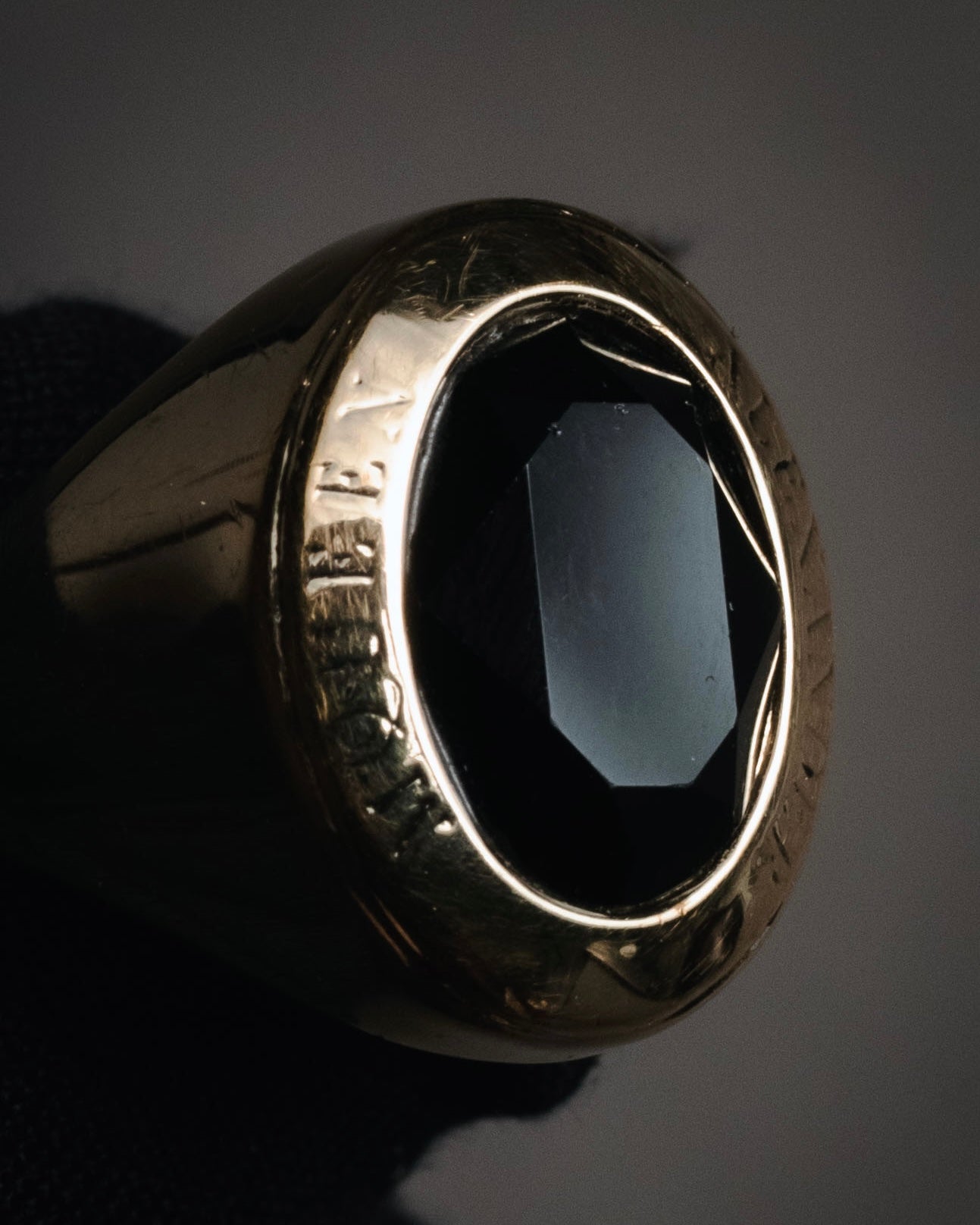 "Alexander McQueen" 10’s black stone signet ring