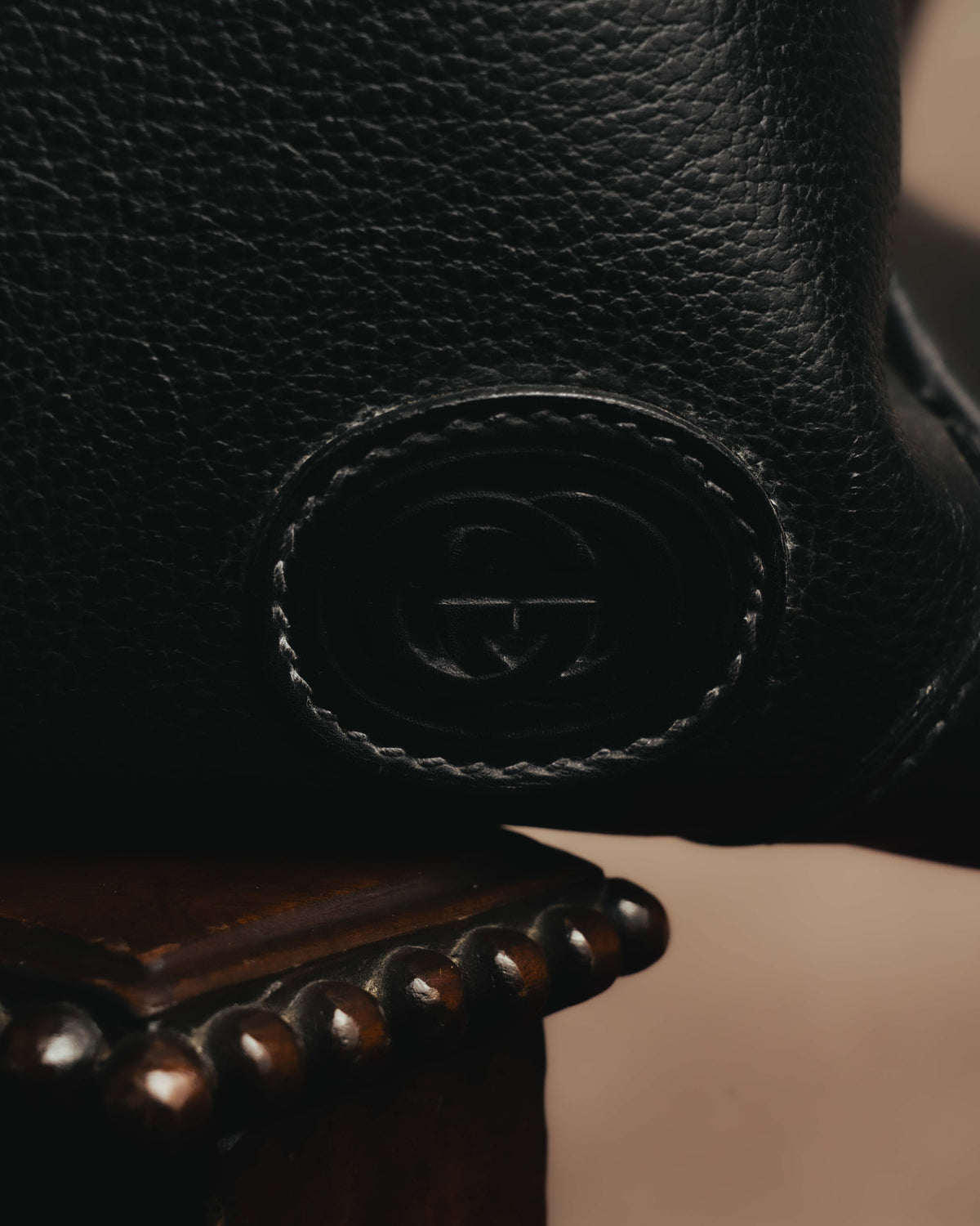 -SPECIAL- "GUCCI" 70's-80's Crest-detailed black leather two-way duffle bag