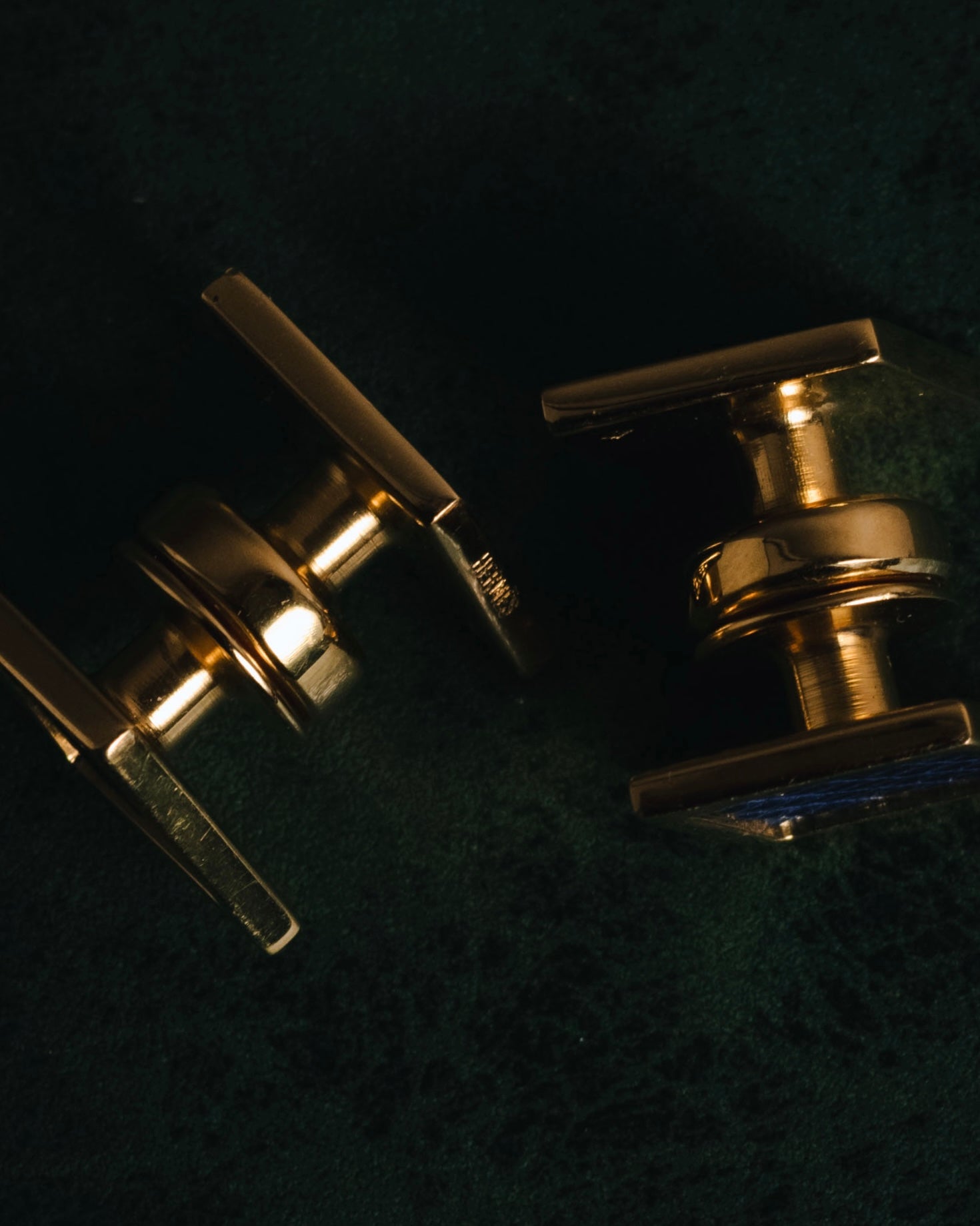 "HERMES" 90’s-00’s diamond inlay lizard cufflinks