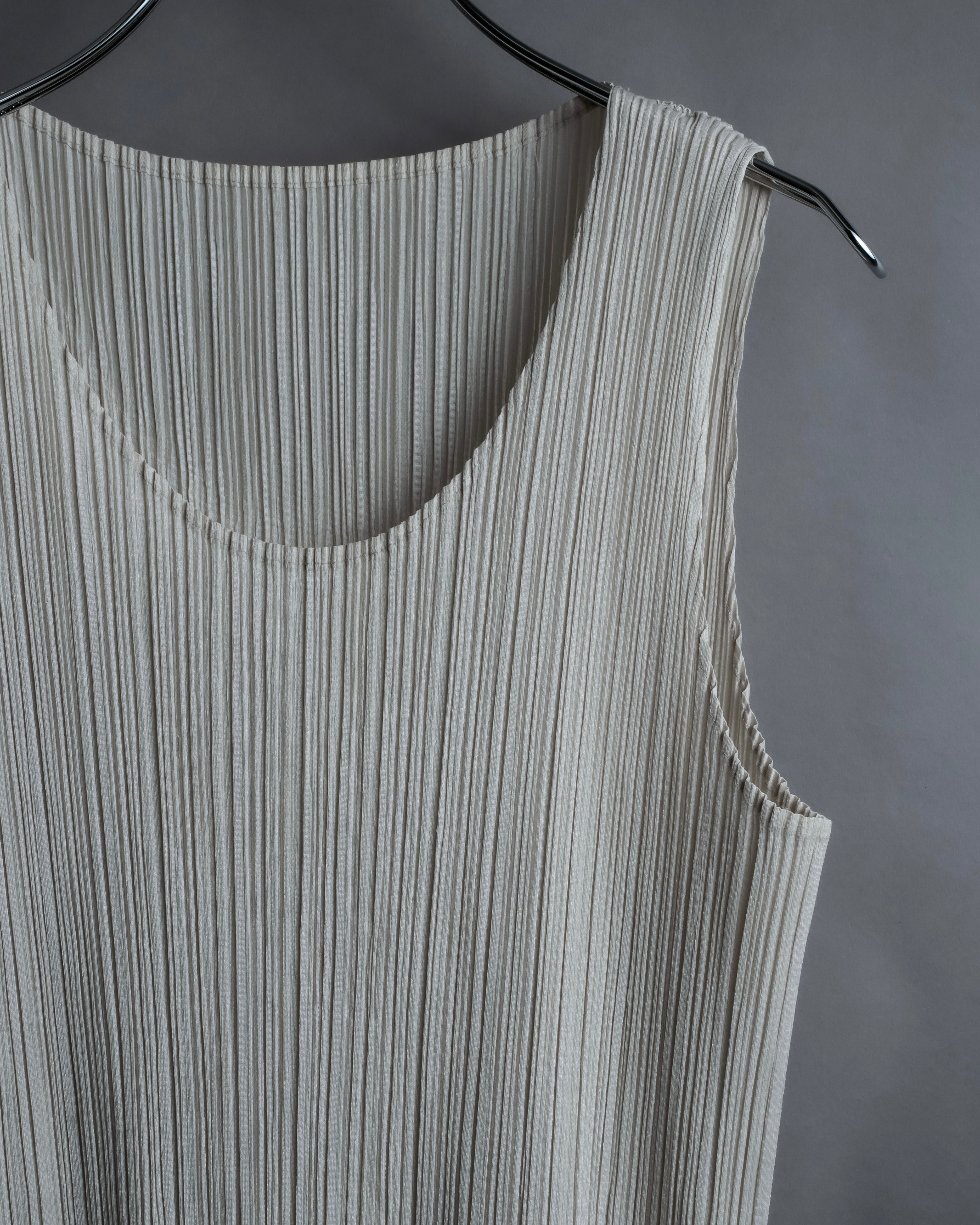"PLEATS PLEASE ISSEY MIYAKE" Off-white tank top