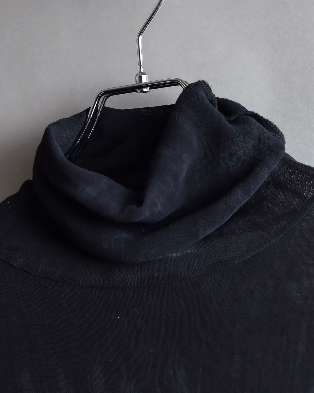 "ISSEY MIYAKE" Layered design high neck delicate knit