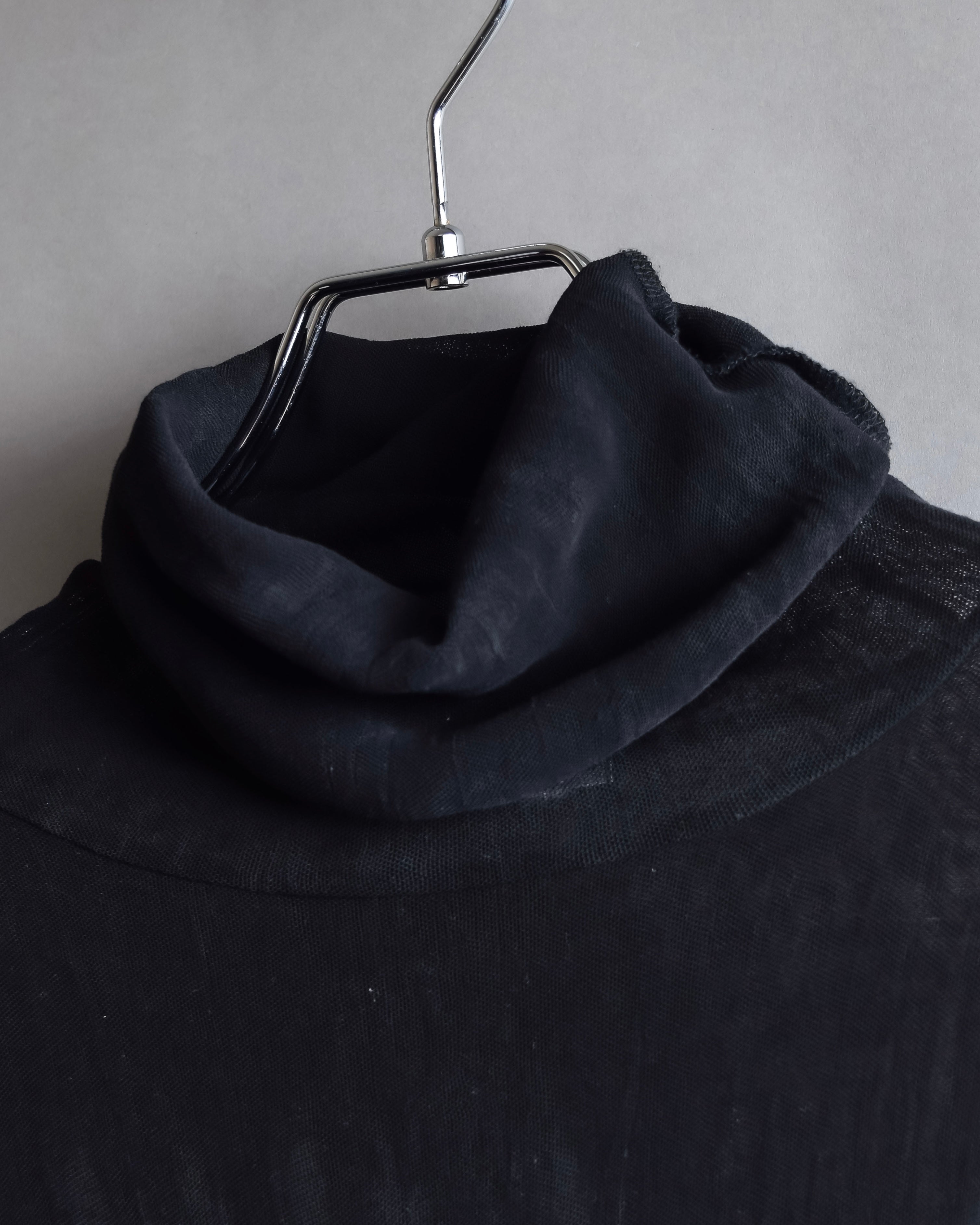 "ISSEY MIYAKE" Layered design high neck delicate knit